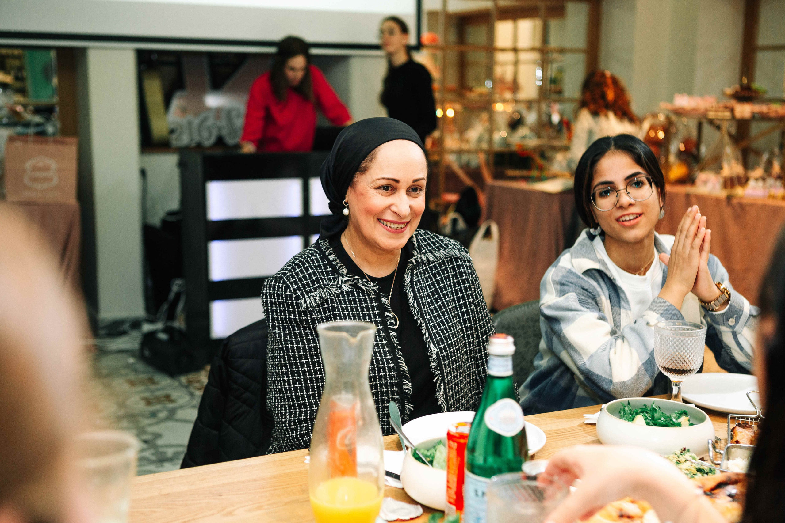 PARTY IN A RESTAURANT WITH THE WHOLE FAMILY. Https://shi-photo.com/