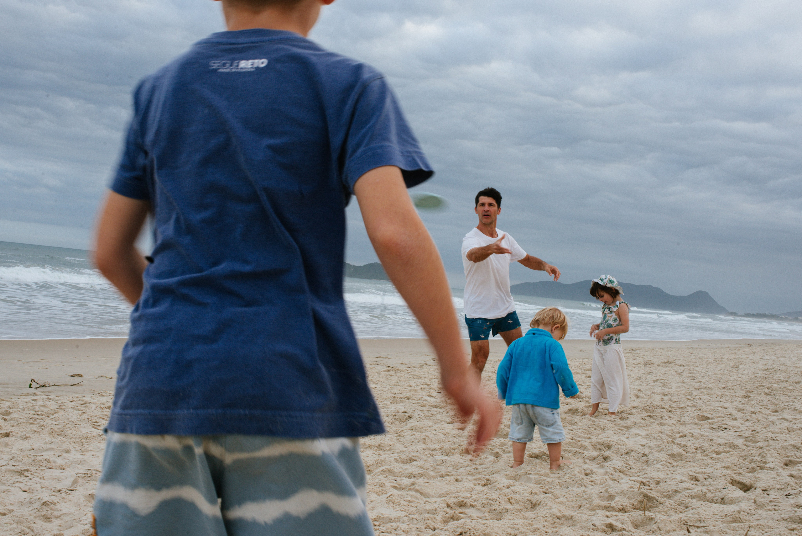 Joga de frisbee. Fotógrafo de família e crianças