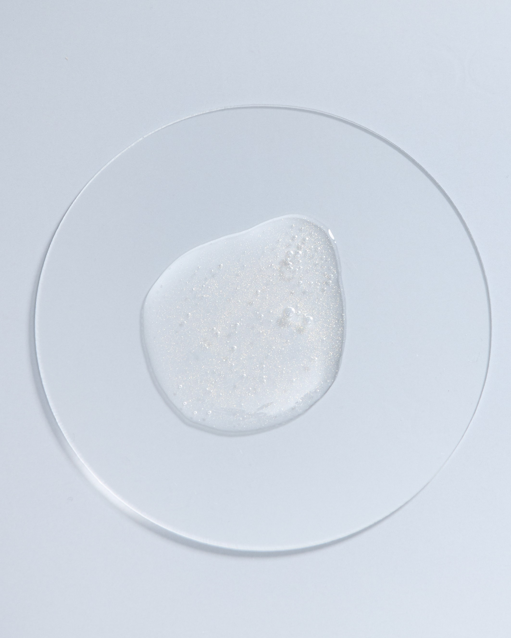 Tropfen Textur von Gesichtsserum, Content-Fotografie für Social Media, Werbung, Webseiten und Print