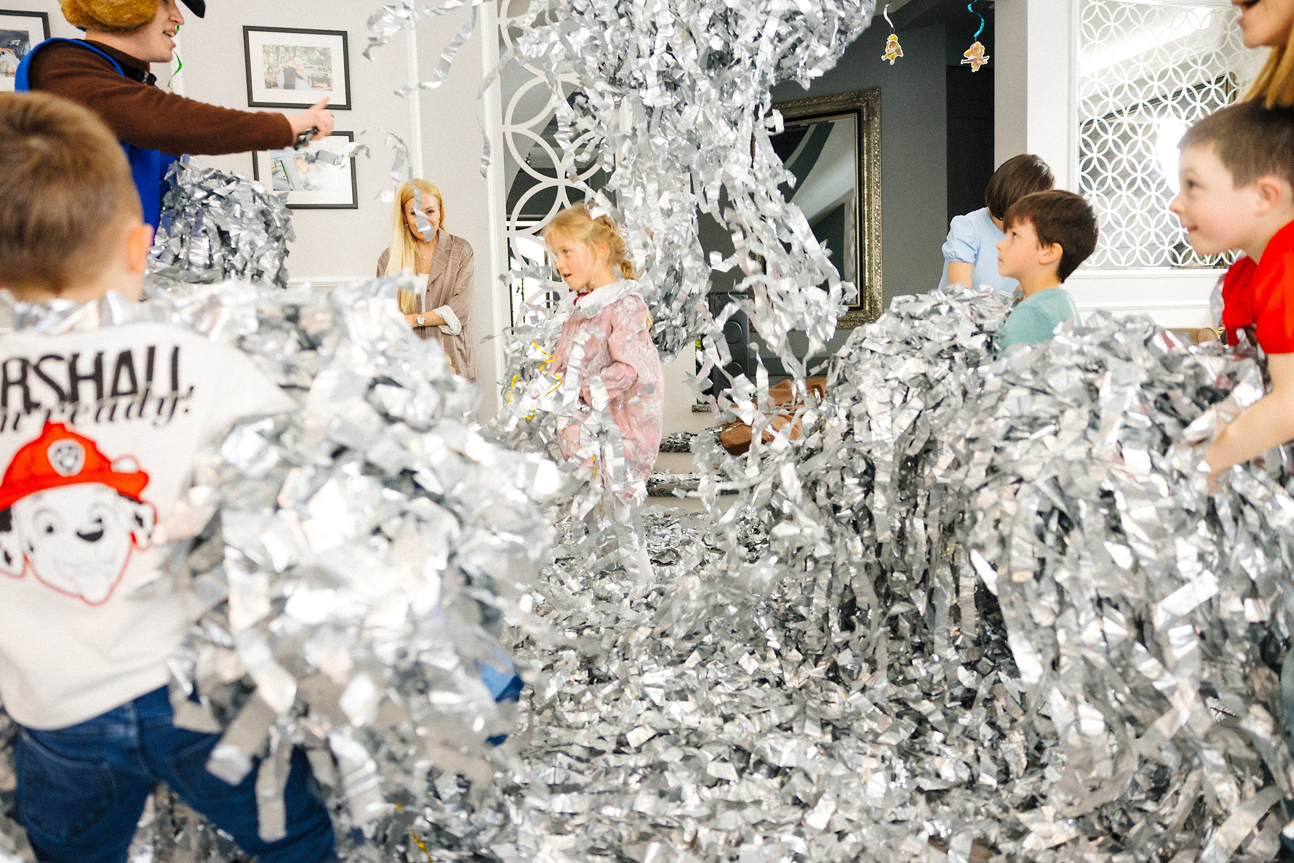 Фотосъёмка детского дня рождения с аниматором и фольгированной дискотекой в Риге. Евгений Тимофеев | Свадебный и контент-фотограф и видеограф в Риге