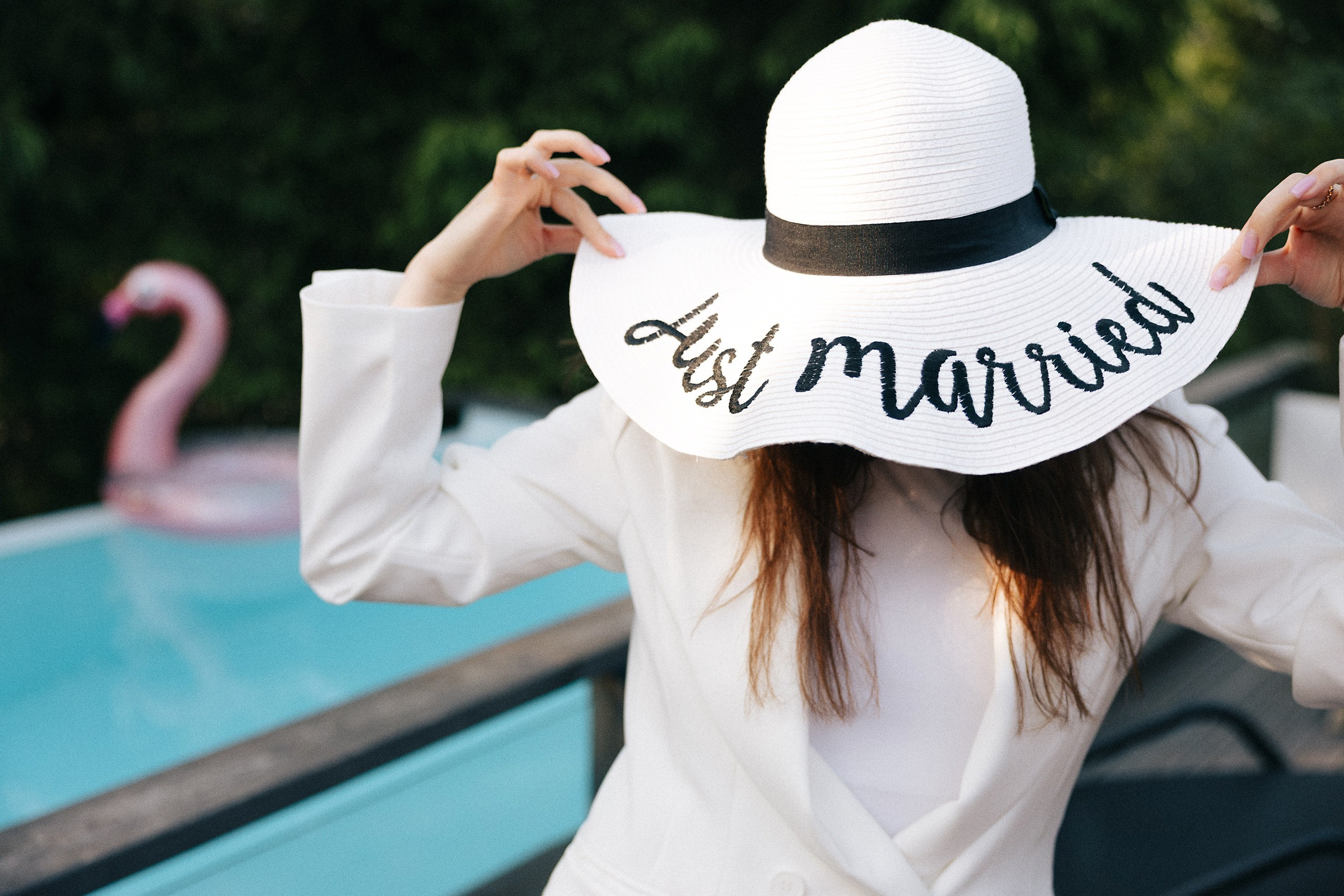 Яркая фотосессия девичника в Риге: розовые наряды и очки в форме сердца. Евгений Тимофеев | Свадебный и контент-фотограф и видеограф в Риге