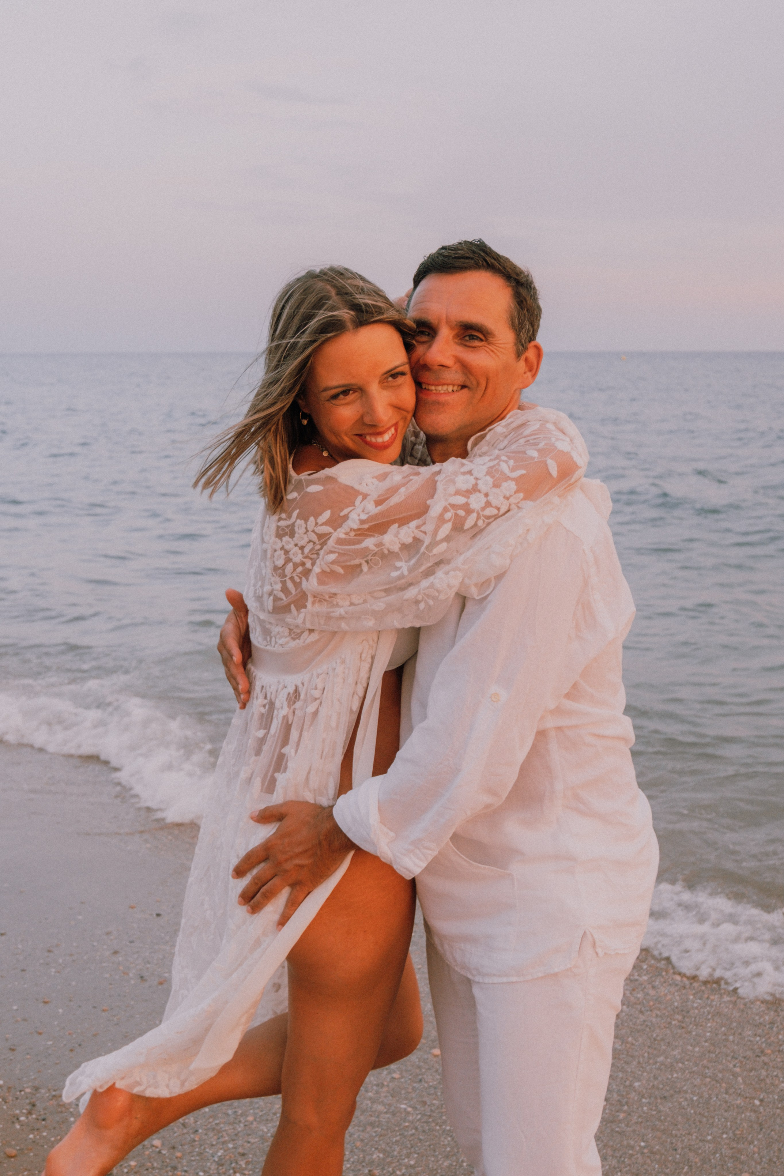 Sesión embarazo en la playa. Fotografía profesional en Calafell - Elena Medvedeva