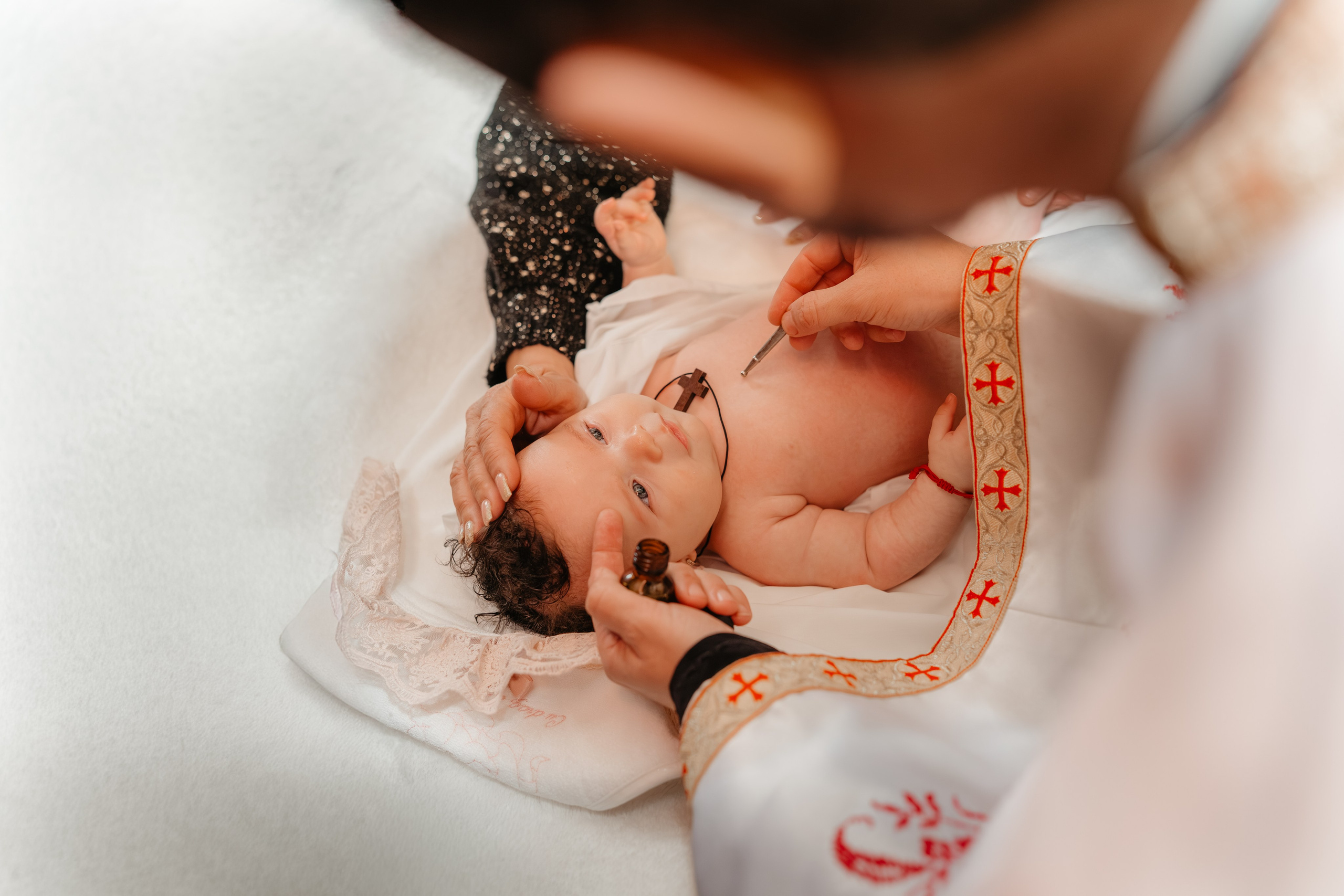 Botez plin de lumină. Emoția familiei și farmecul primei sărbători. Fotograf Nuntă | Lucian Murgeanu - Fotograf Profesionist Evenimente