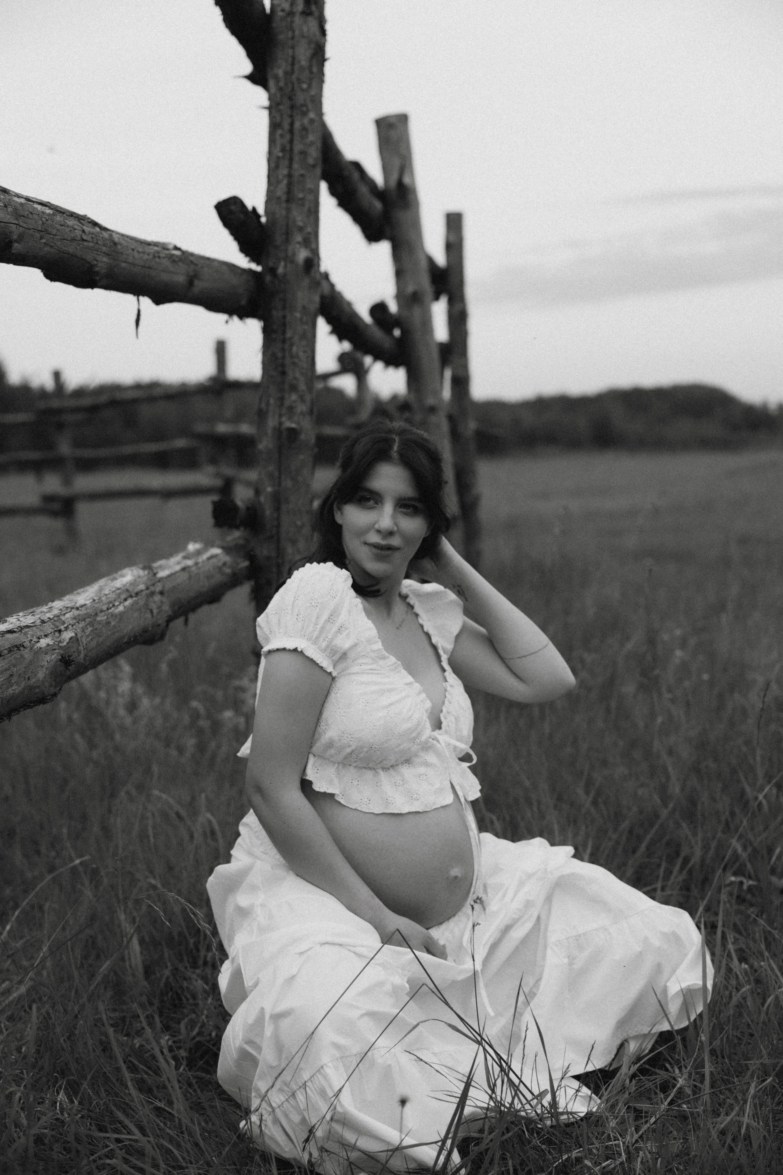 Lera & Maksim | laukimo fotosesija pievoje saulei besileidžiant. Vestuvių ir šeimų fotografė Lena Bondarenko / belove photo