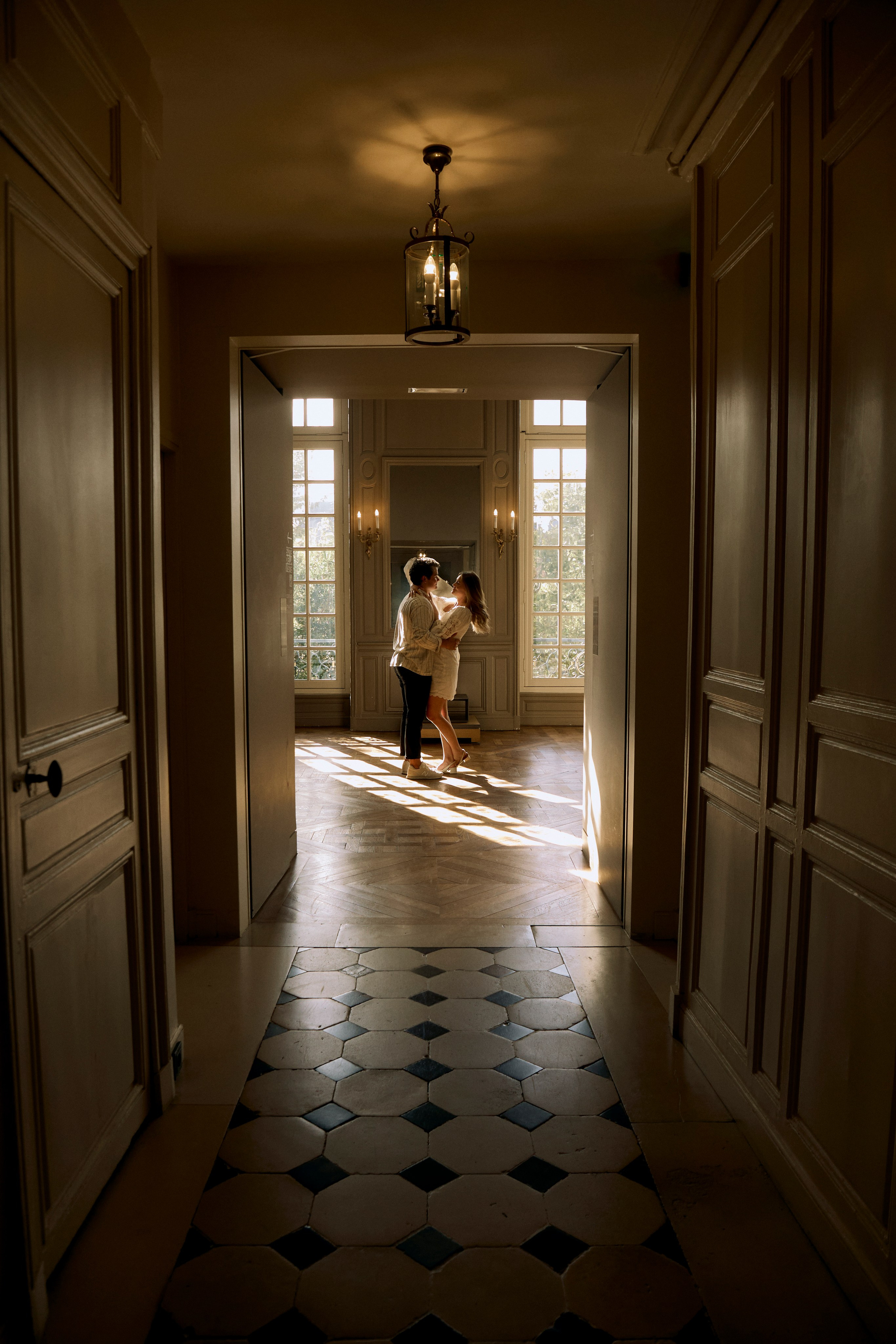 Hannah & Drew museum engagement. Photographer in Paris