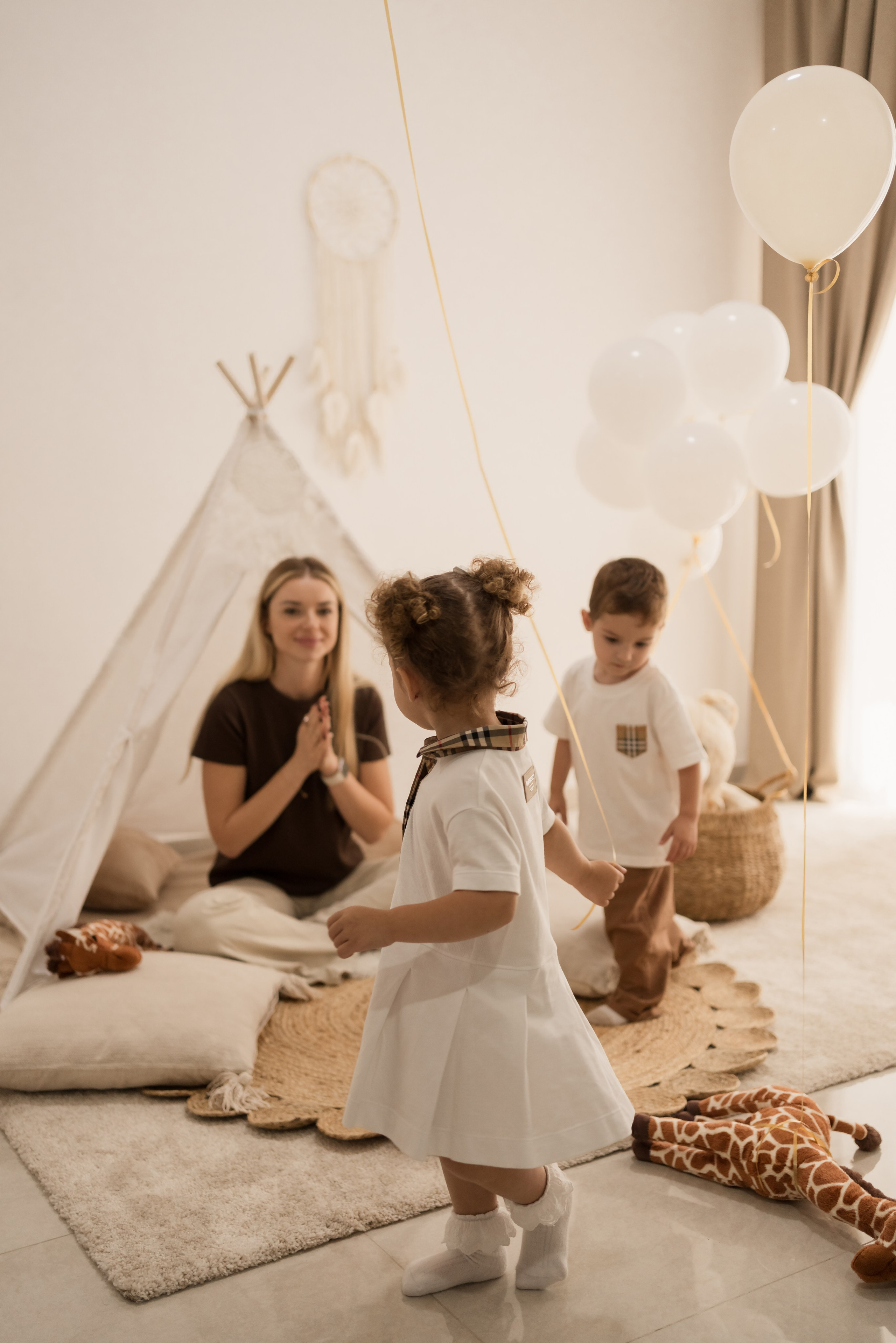 Home studio session — fun and giggles!. Angela Iakovleva — Family Photographer in Dubai