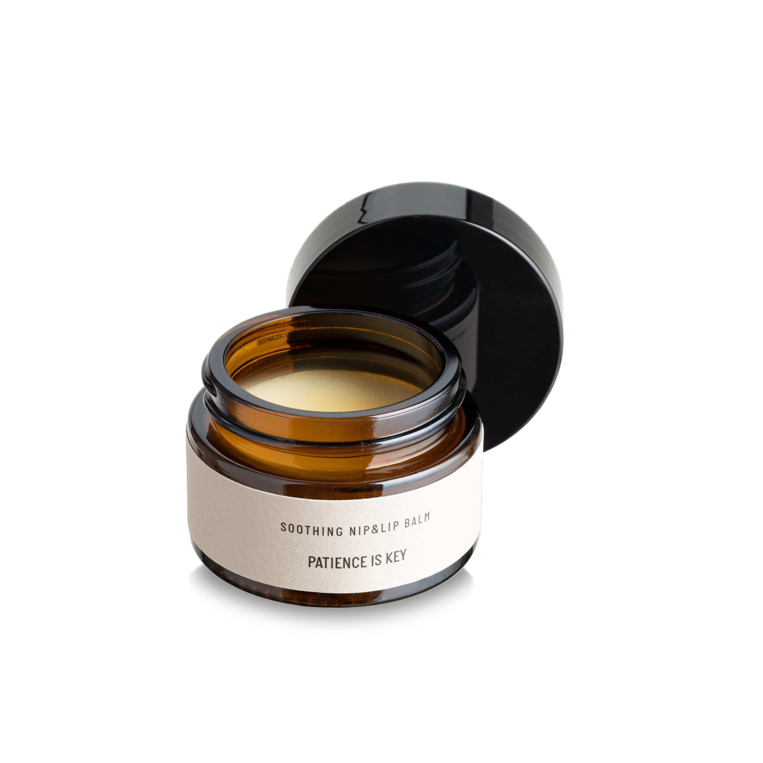 Hochwertige Katalogaufnahme mit reflektierenden Oberflächen auf weißem Hintergrund