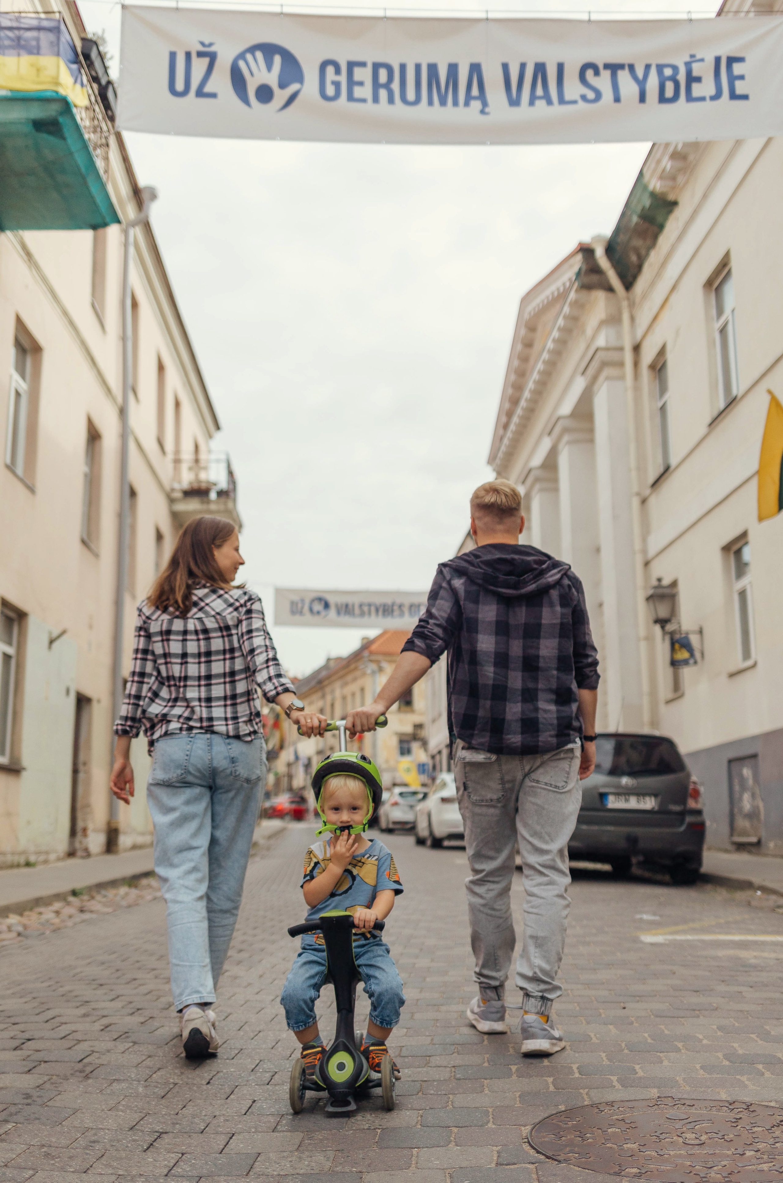 Along the streets of Vilnius in lifestyle style. Family photographer in Vilnuis Svetlana Naumova