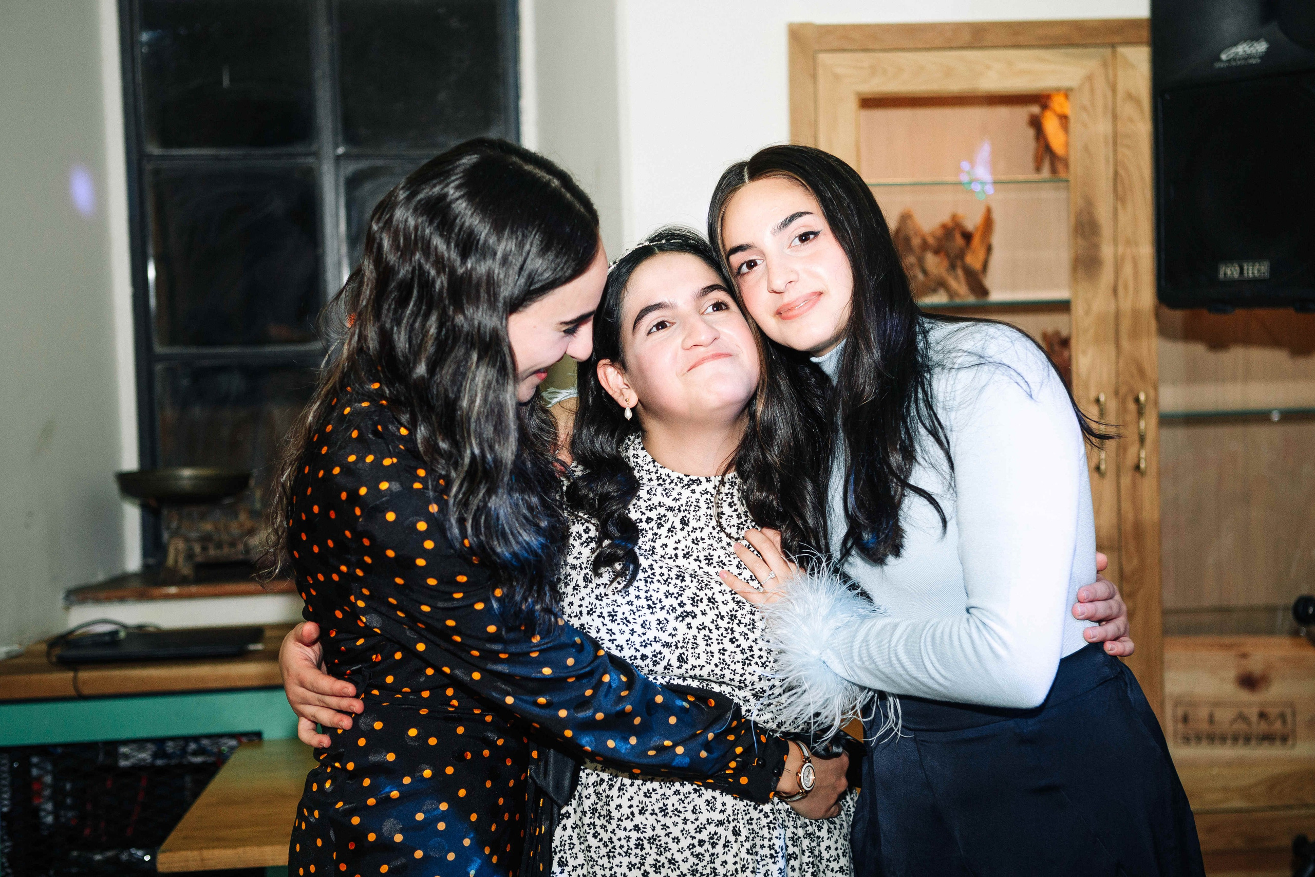 PARTY IN A RESTAURANT WITH THE WHOLE FAMILY. Https://shi-photo.com/