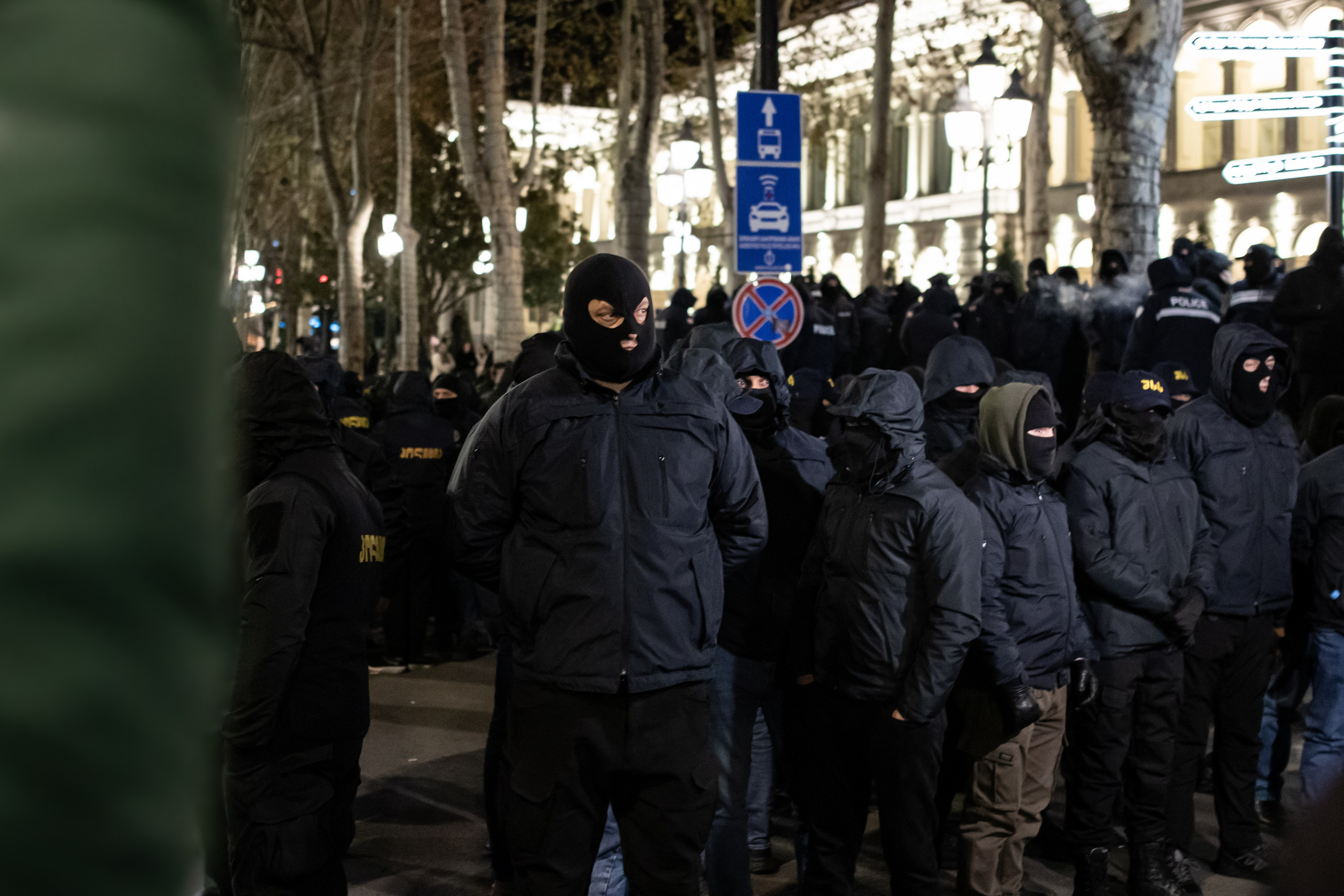 La Police géorgienne se rassemble devant le Parlement le soir de la nomination du nouveau Président M.Kavelachvili.