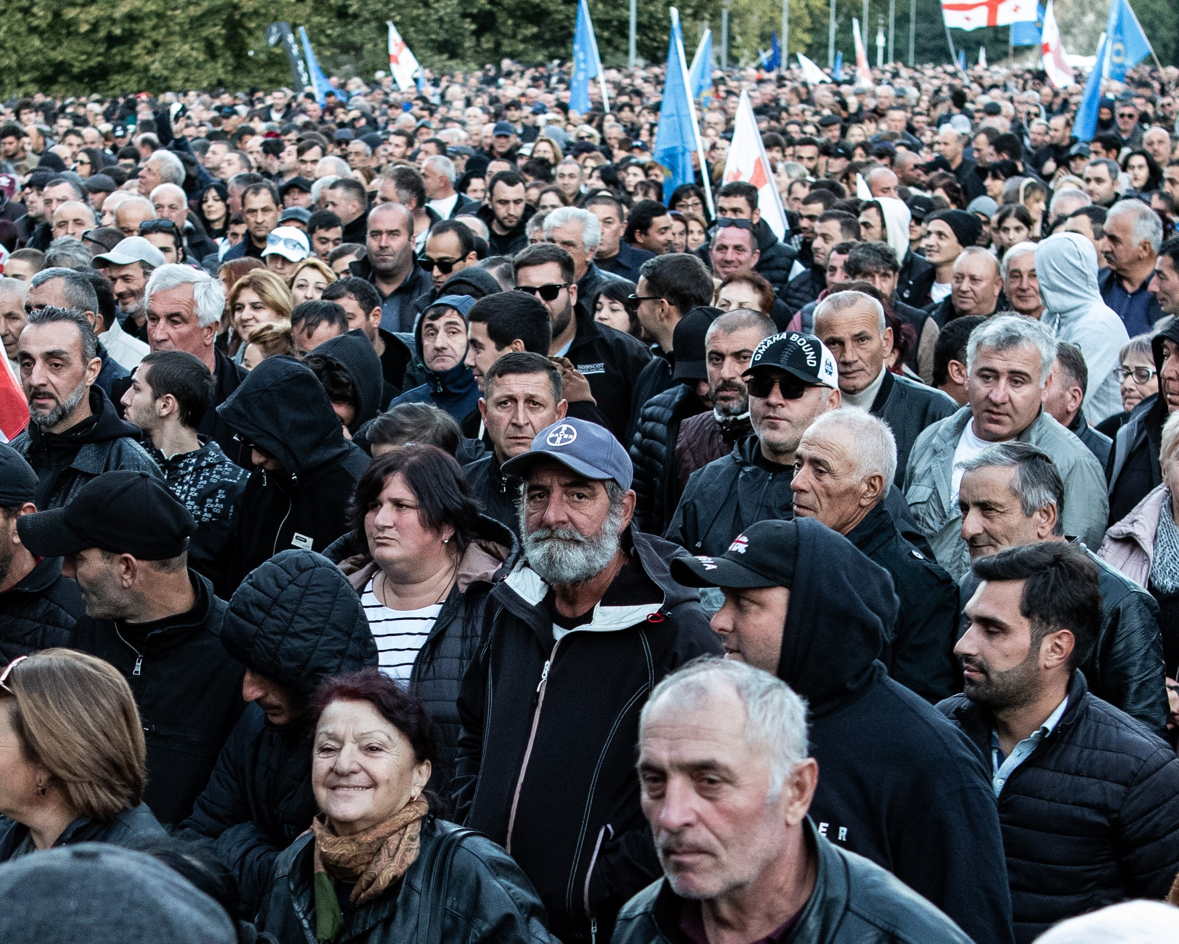 Des manifestants du Rêve Géorgien, affrétés en bus depuis tout le pays, se regroupent pour soutenir le parti au pouvoir lors d’une manifestation à Tbilissi avant les élections législatives du 26 octobre 2024.