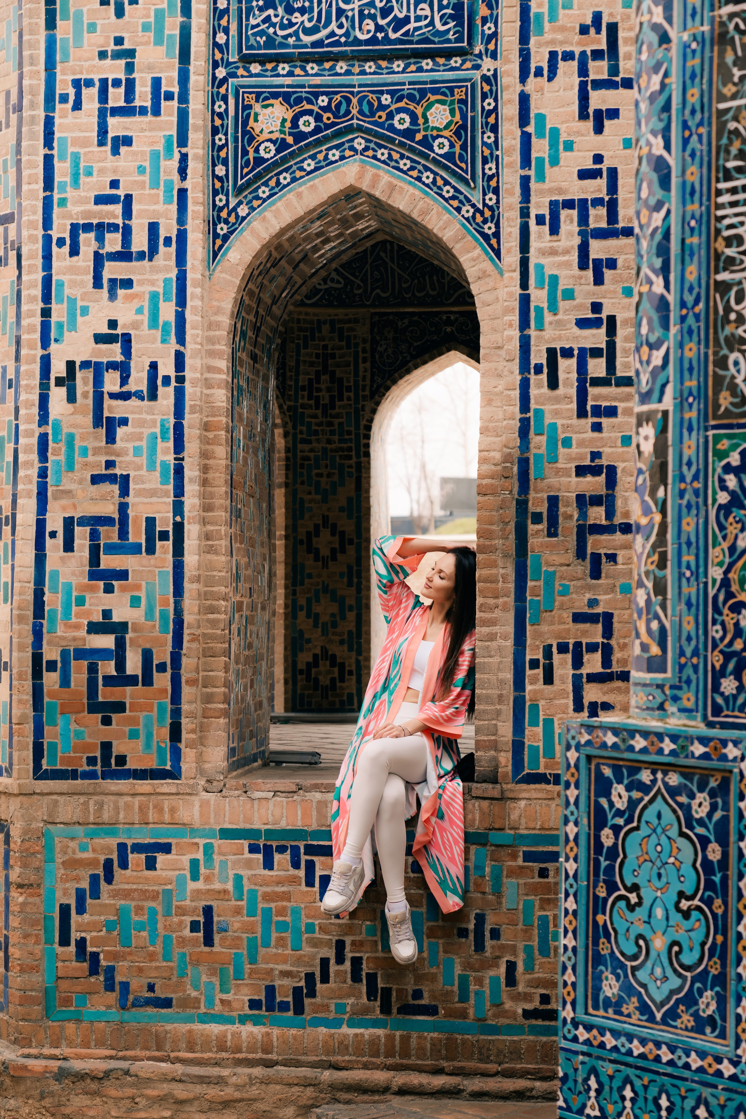 Photoshoot in a robe in Samarkand: Unique Shots with the Shah-i-Zinda. Photographer in Uzbekistan and Samarkand Djasur Marupov