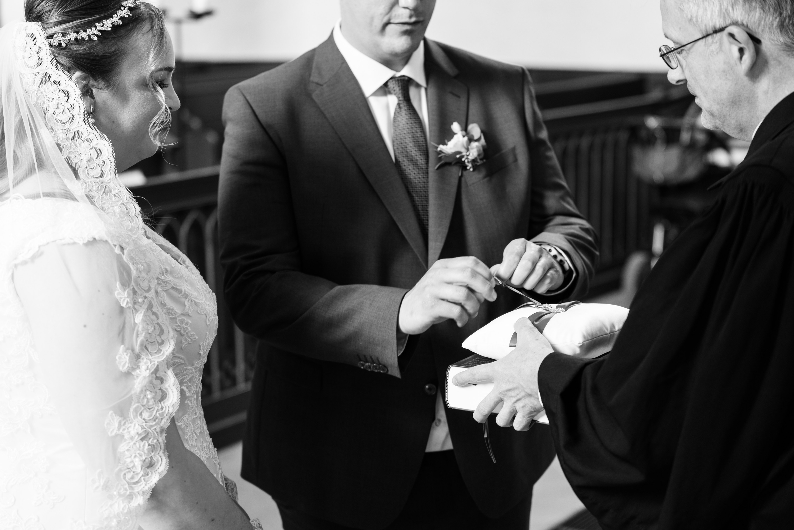 Kirchliche Trauung in Oerlinghausen – Emotionale Hochzeitsfotos & Stilvolle Reportagen!. Hochzeitsfotografin in Gütersloh | Authentische Hochzeitsreportagen | TK Photographie