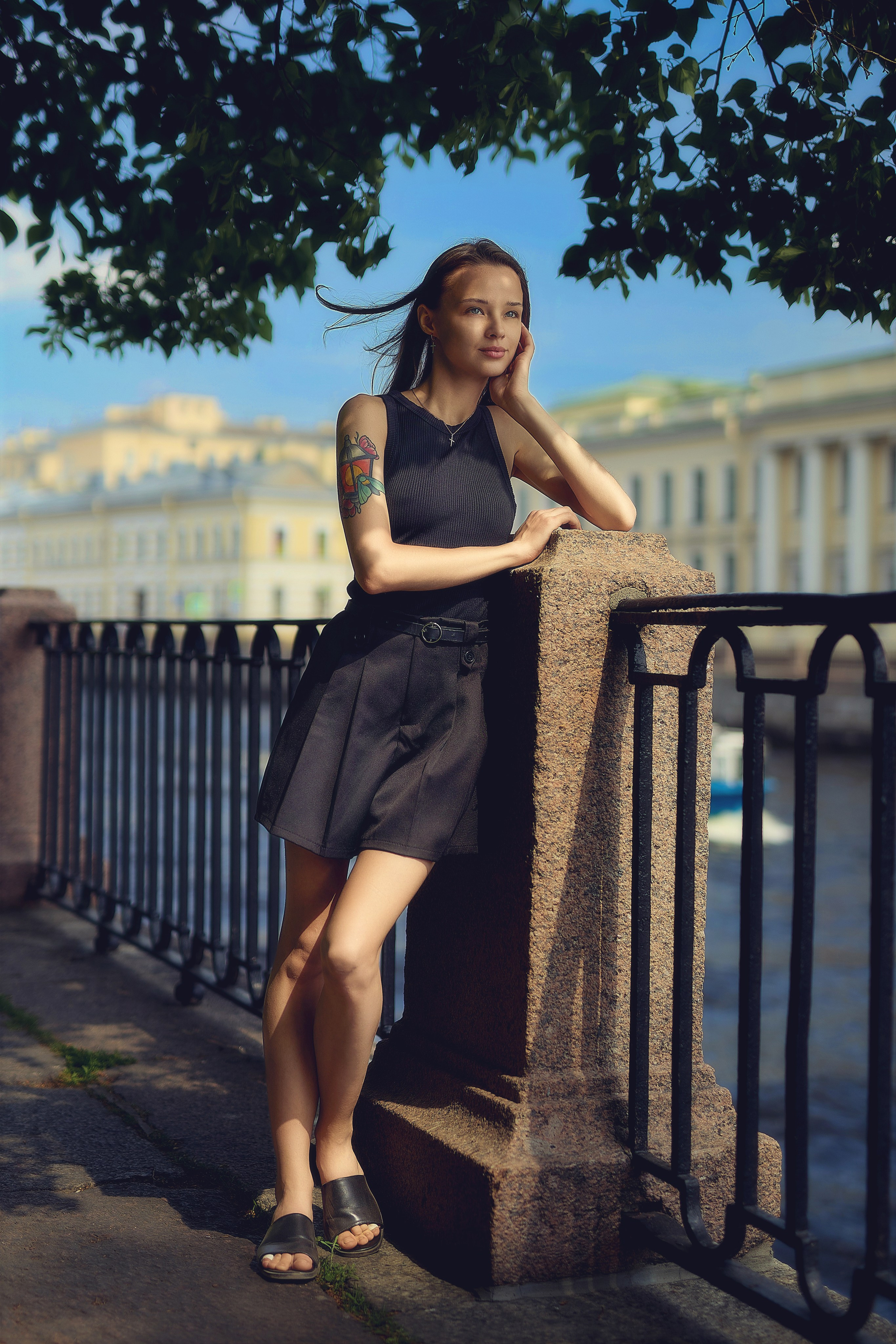 Уличная фотосесия красивая девушка на берегу реки Фонтанки в Летнем саду