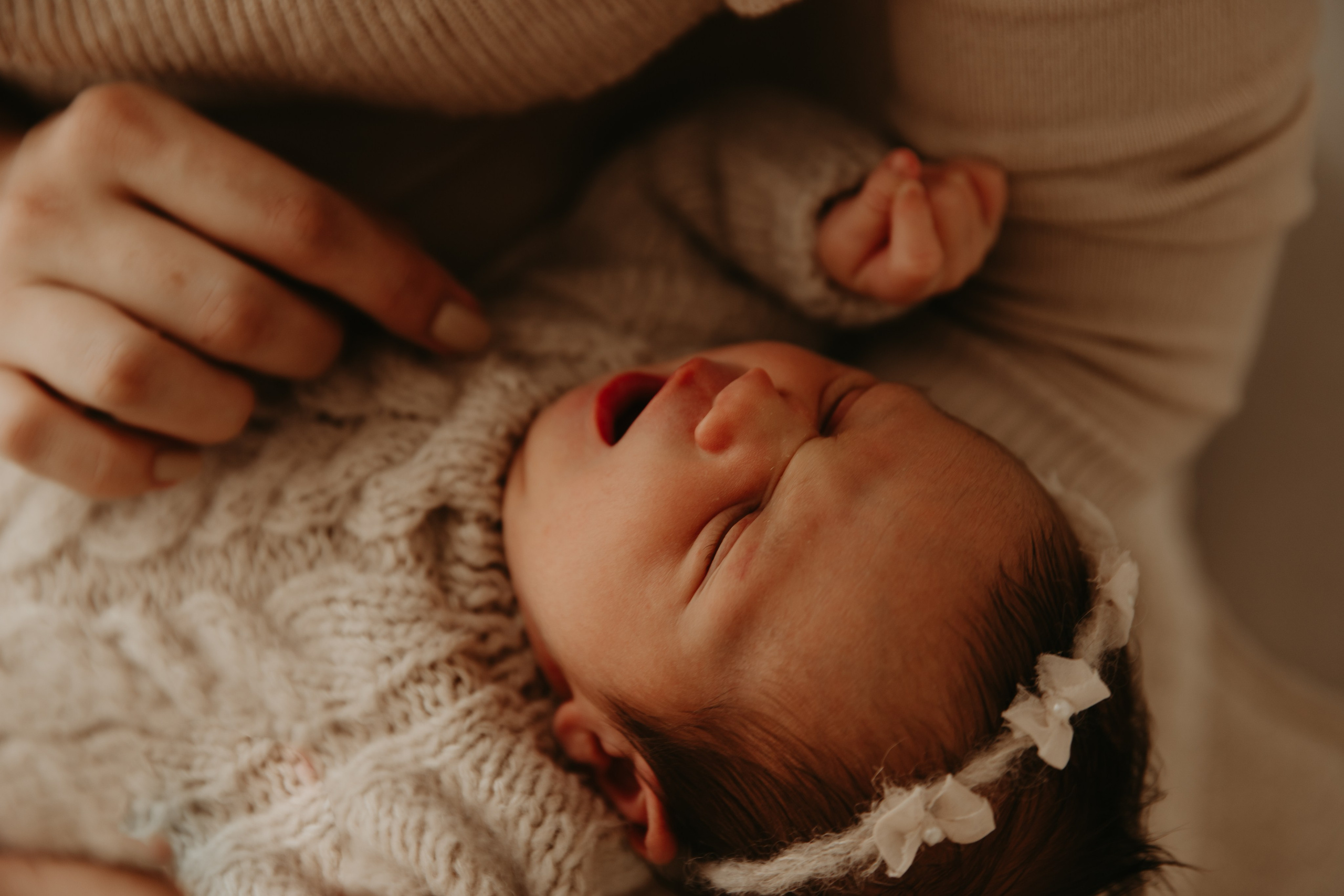 detalhe delicado de bebê recém-nascido em ensaio newborn em Sorocaba