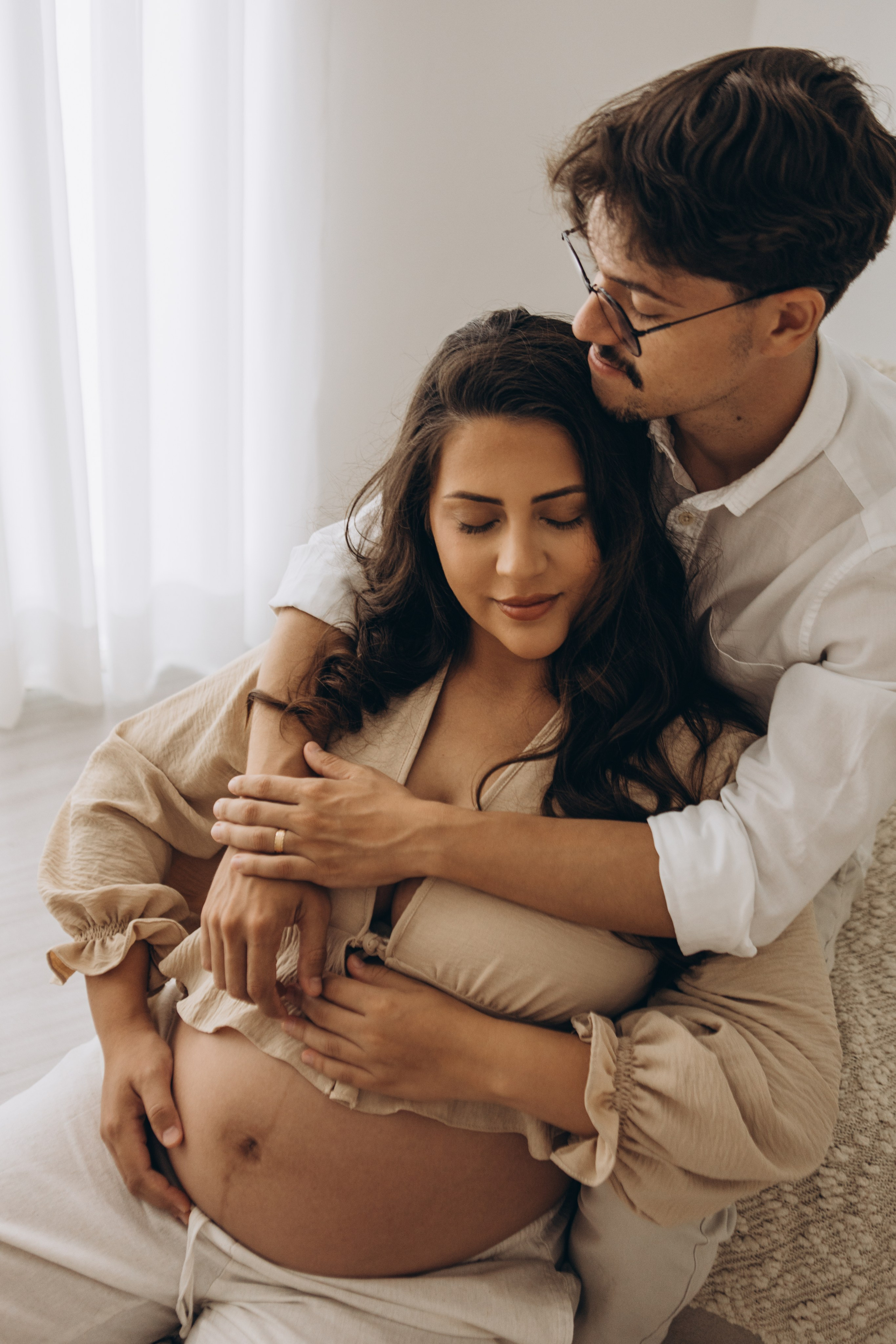 conexão entre casal em ensaio gestante intimista em Sorocaba