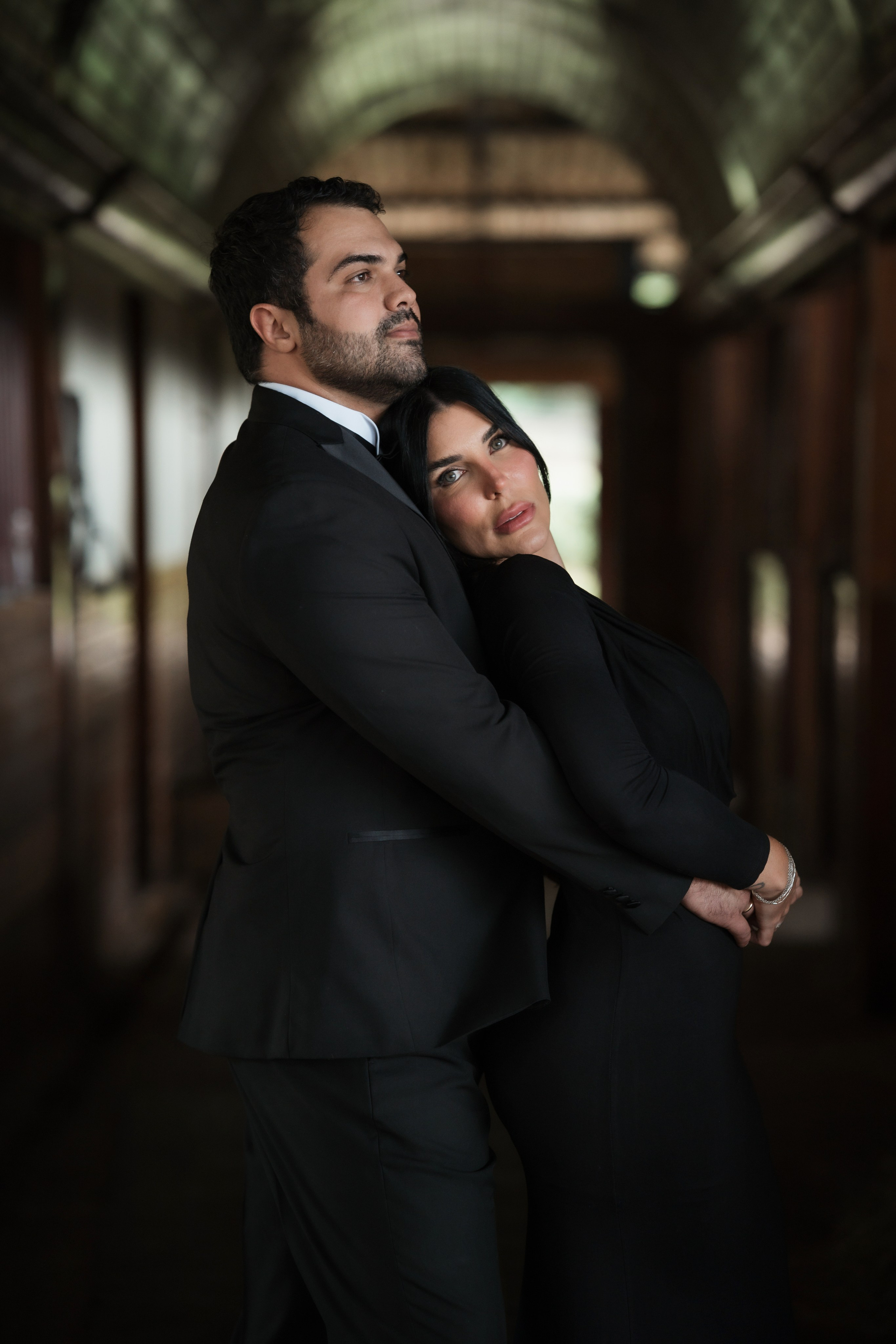 Ensaio de noivos com cavalo em campo aberto, com estética fine art e fotografia documental. Referência para casais que procuram ideias para pré-wedding diferente, elegante e conectado à natureza.