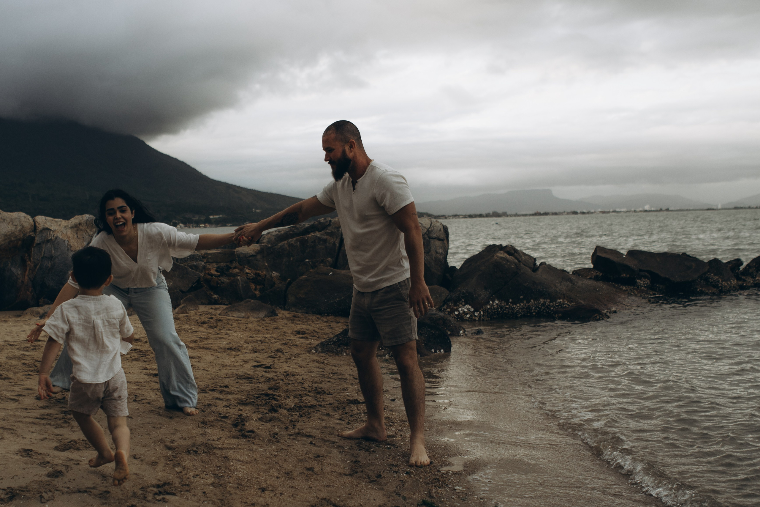 Casal correndo com filhos em ensaio externo com luz natural em Sorocaba