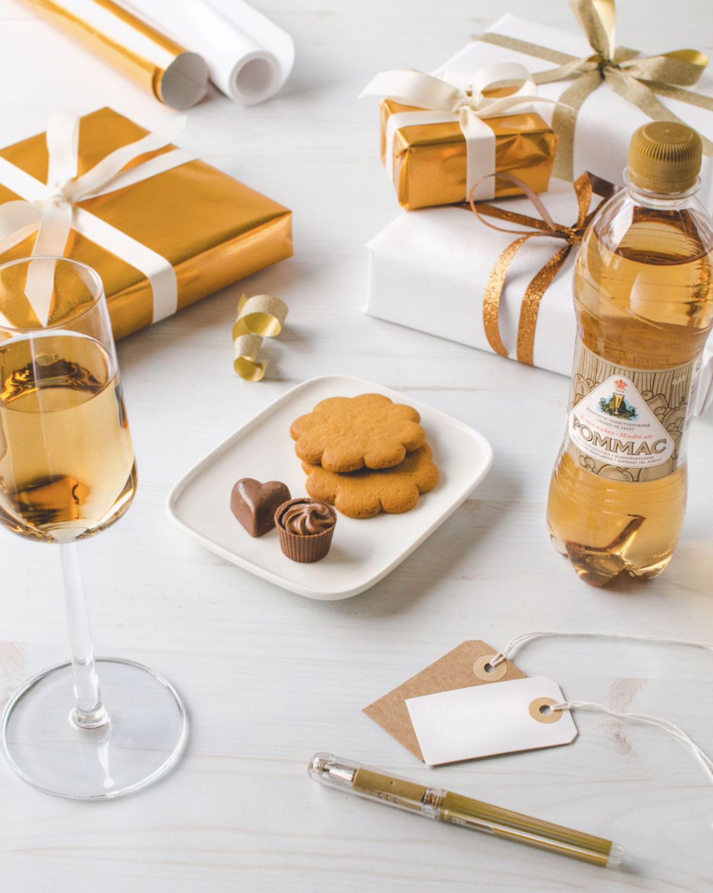 Pommac. Anna Z commercial photographer and graphic designer based in Turku