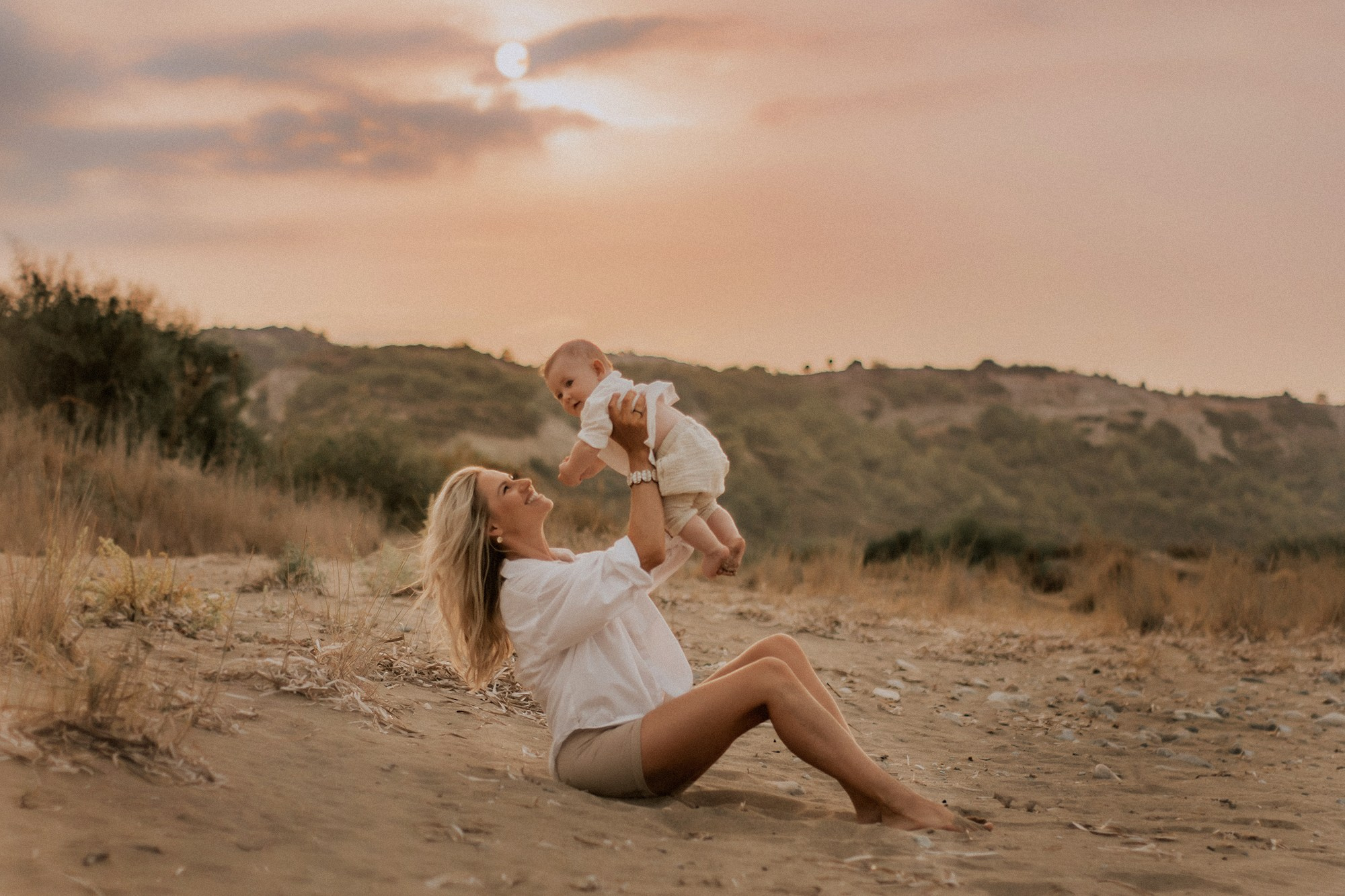 Family photography on the ocean shore. Professional portrait photographer in Los Angeles | Axenia Haritonova