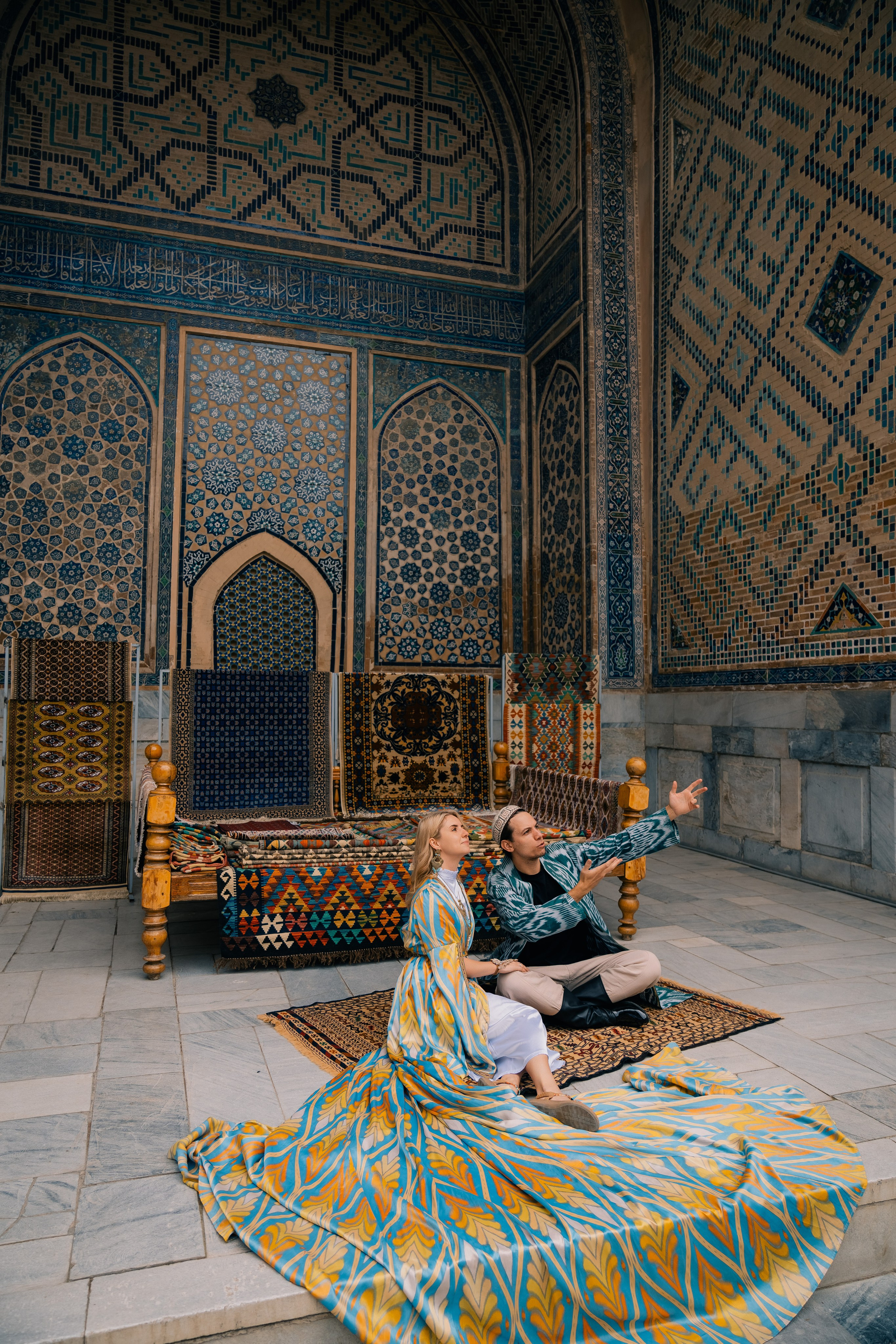 Романтика вечера на Регистане, пара в национальной одежде.