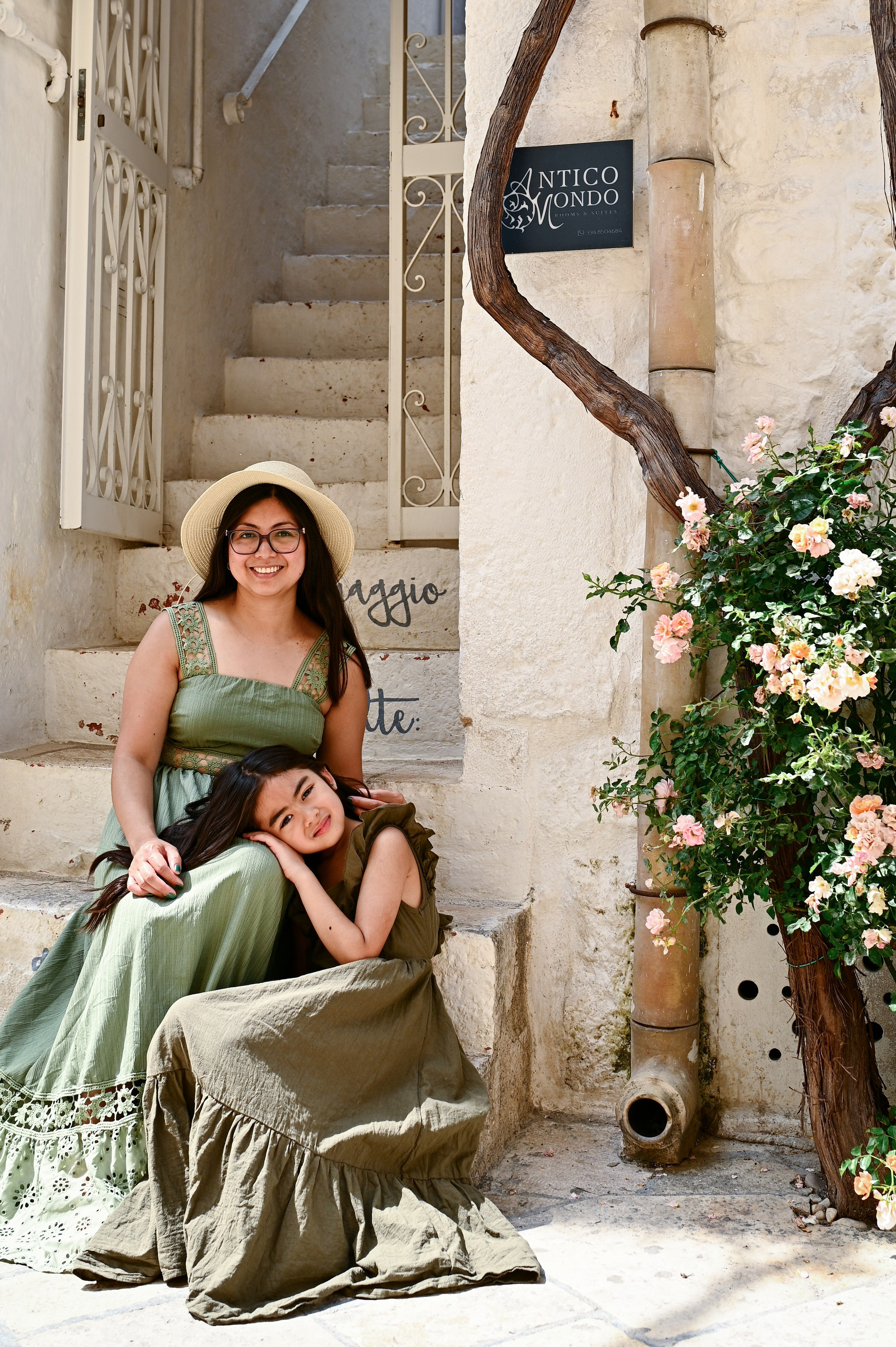 Family Photoshoot in Monopoli with Aiza and Jamie. Fotografa in Puglia e Roma — Servizi fotografici romantici in Italia