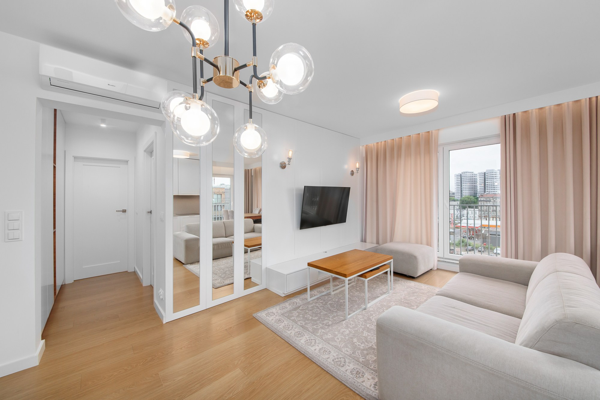 Fotografia nieruchomości, wnętrz, mieszkań, restauracji, biur i apartamentów. Wedding and portrait photographer in Poland Vitali Frozen