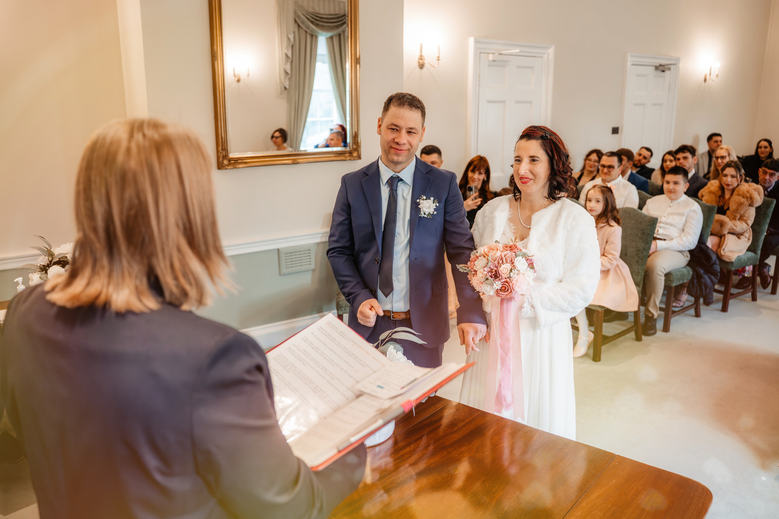 Cadre de poveste cu Mihaela si Stefan, la cununia civila din Portsmouth.