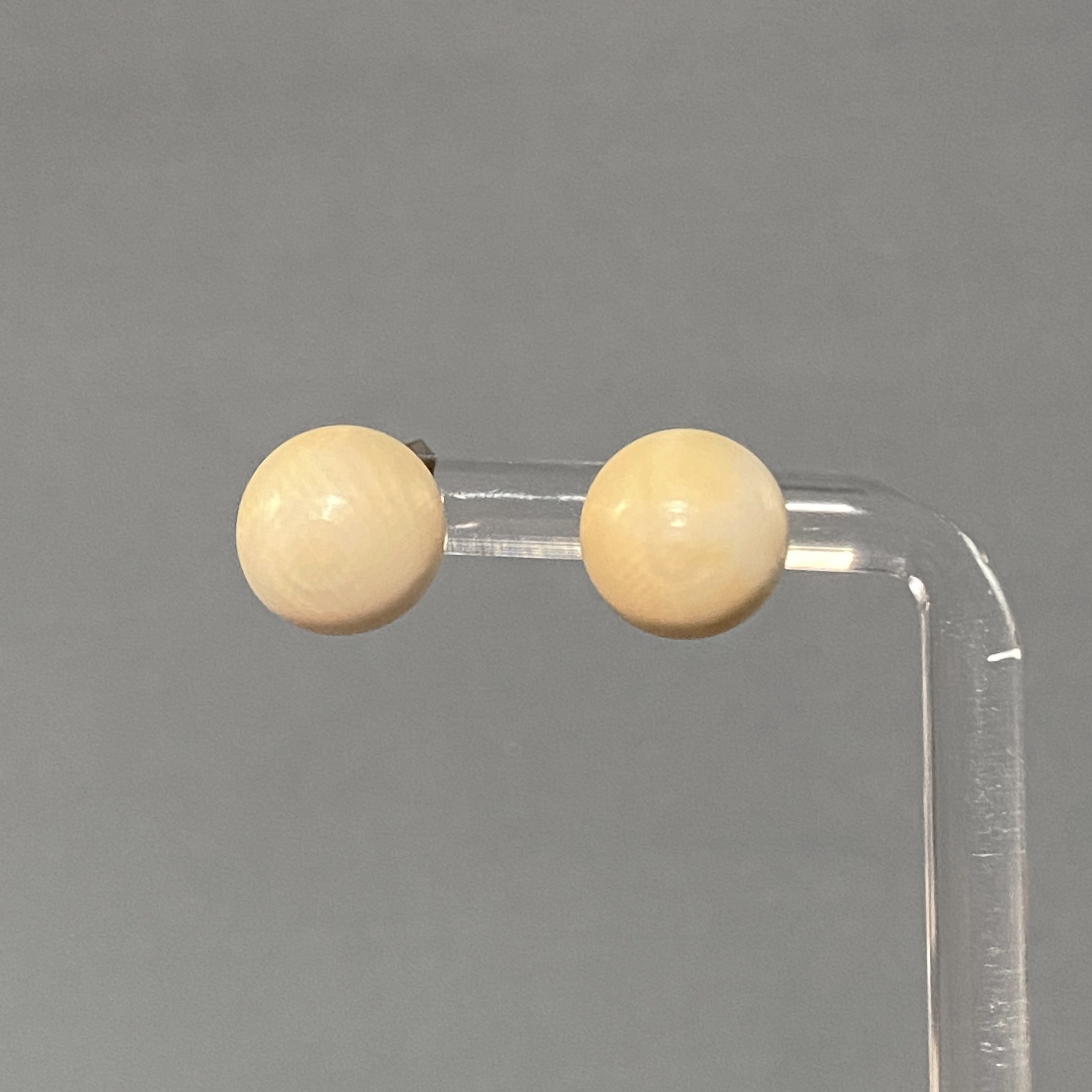 Studs. Современнные и актикварные украшения в Барселоне, Москве и Санкт-Петербурге