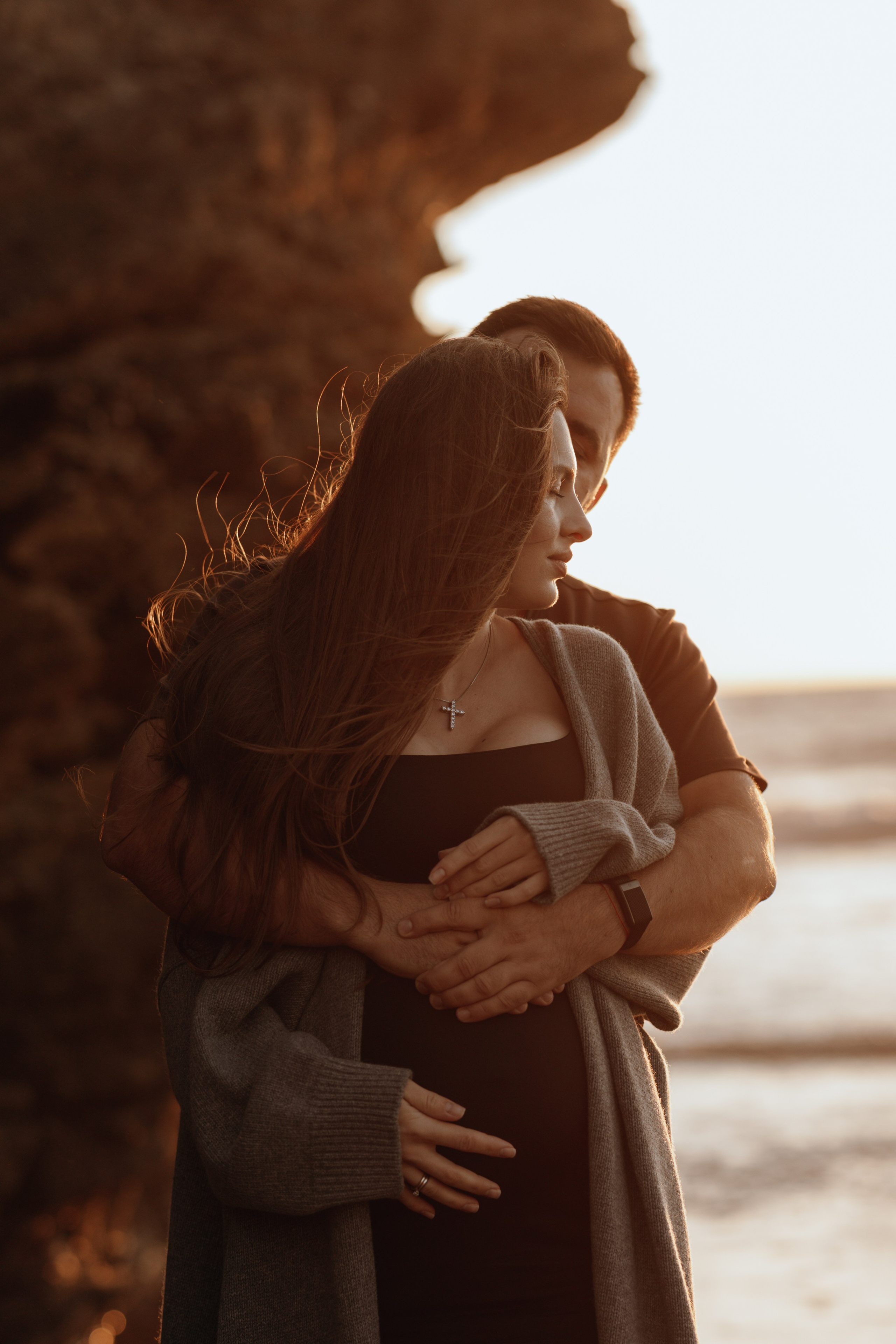 Sunset maternity photoshoot. Annah Louwagie — Lifestyle photographer for couples, families & brands | France & worldwide