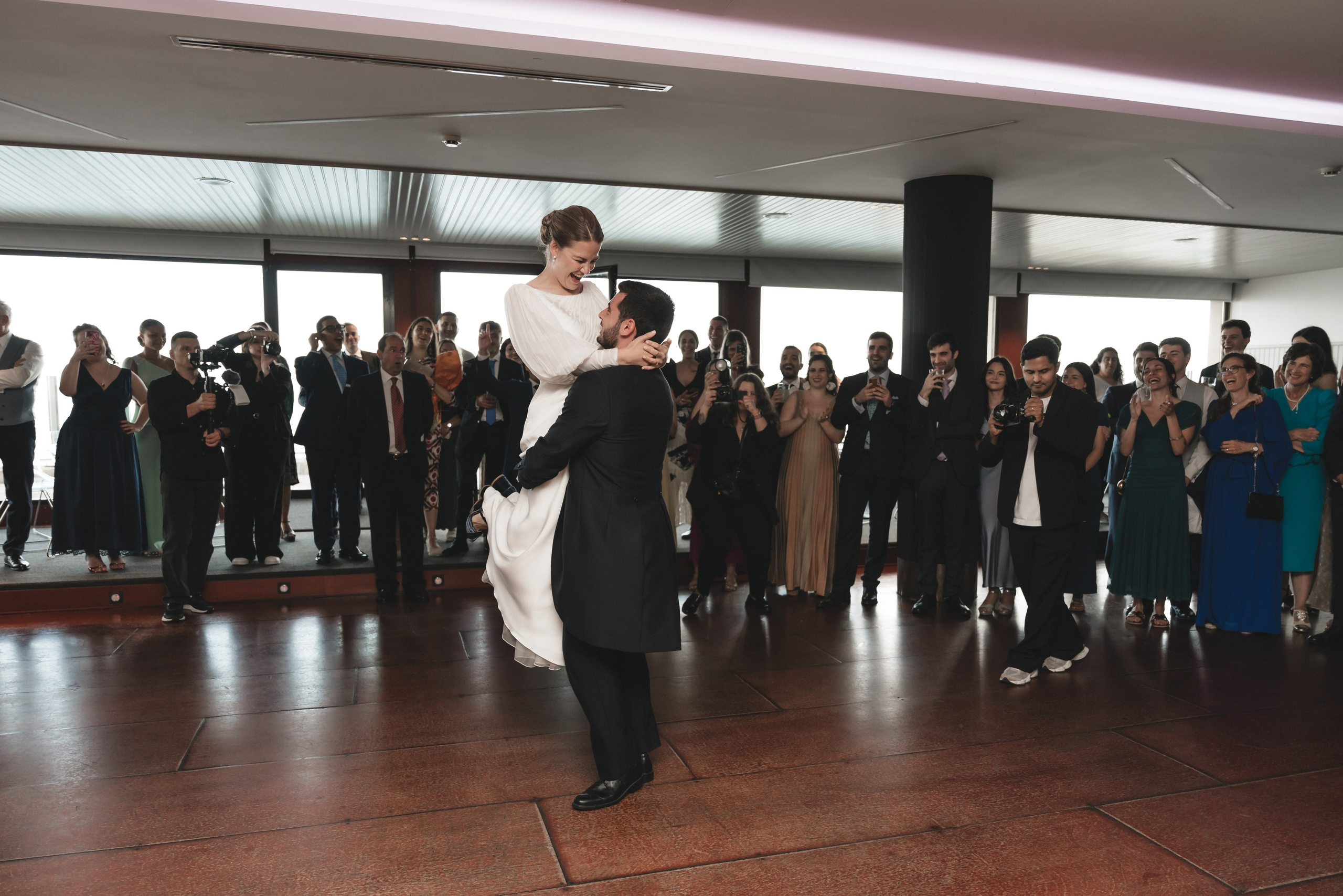 Elegancia y alegría familiar. Boda de Andrés y Lucía en San Sebastián. Holigood foto y video reportaje de bodas en San Sebastián y Europa