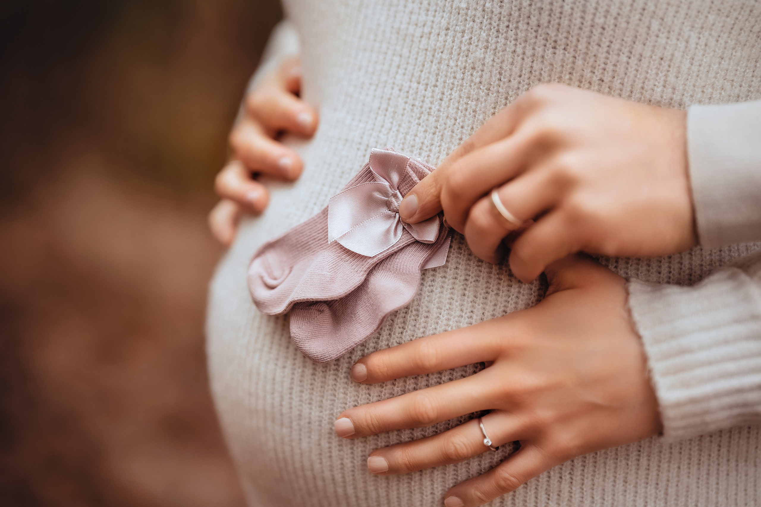 Babybauch im Wald. Portraitfotografie in Gründau Elena Ohnstedt