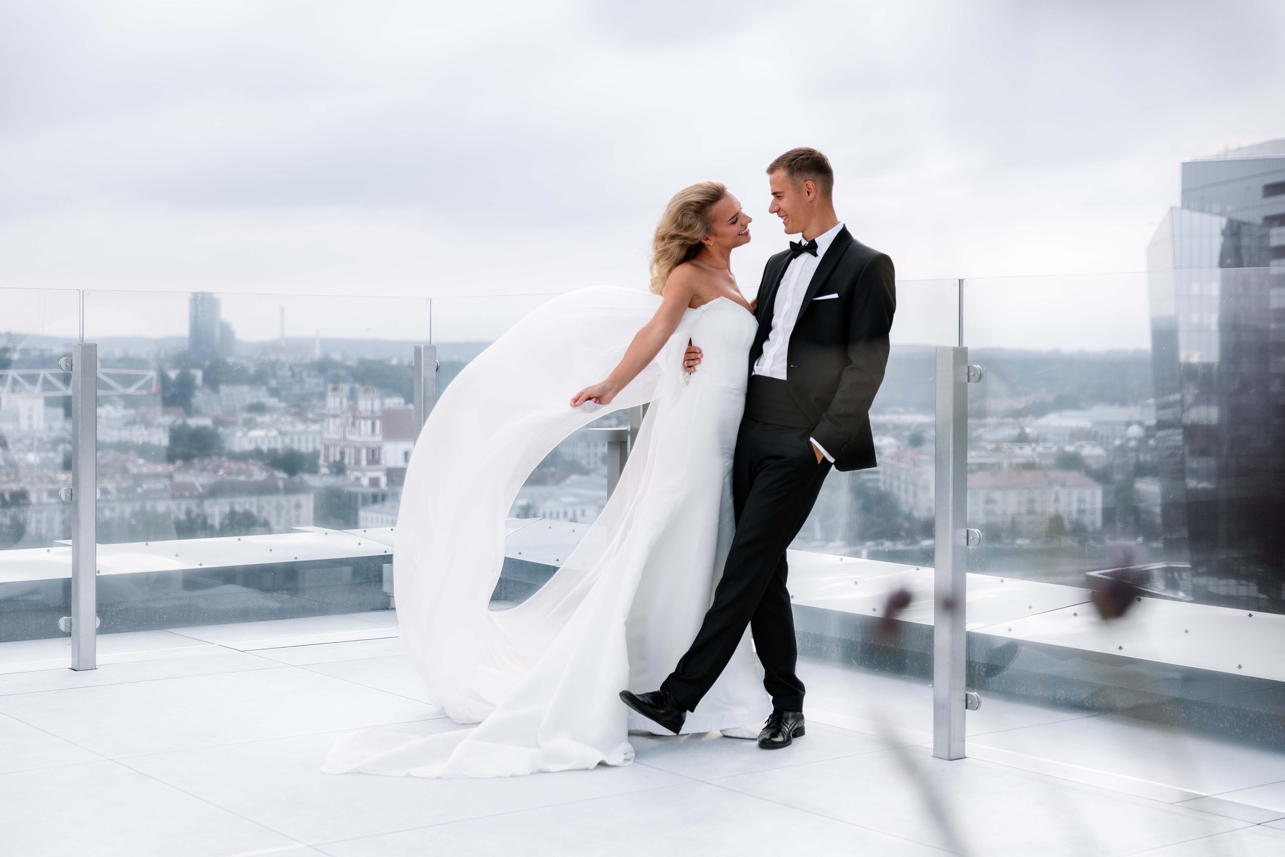 Modernios lokacijos fotosesijai Vilniuje. Framed by Evelina | Vestuvių fotografė