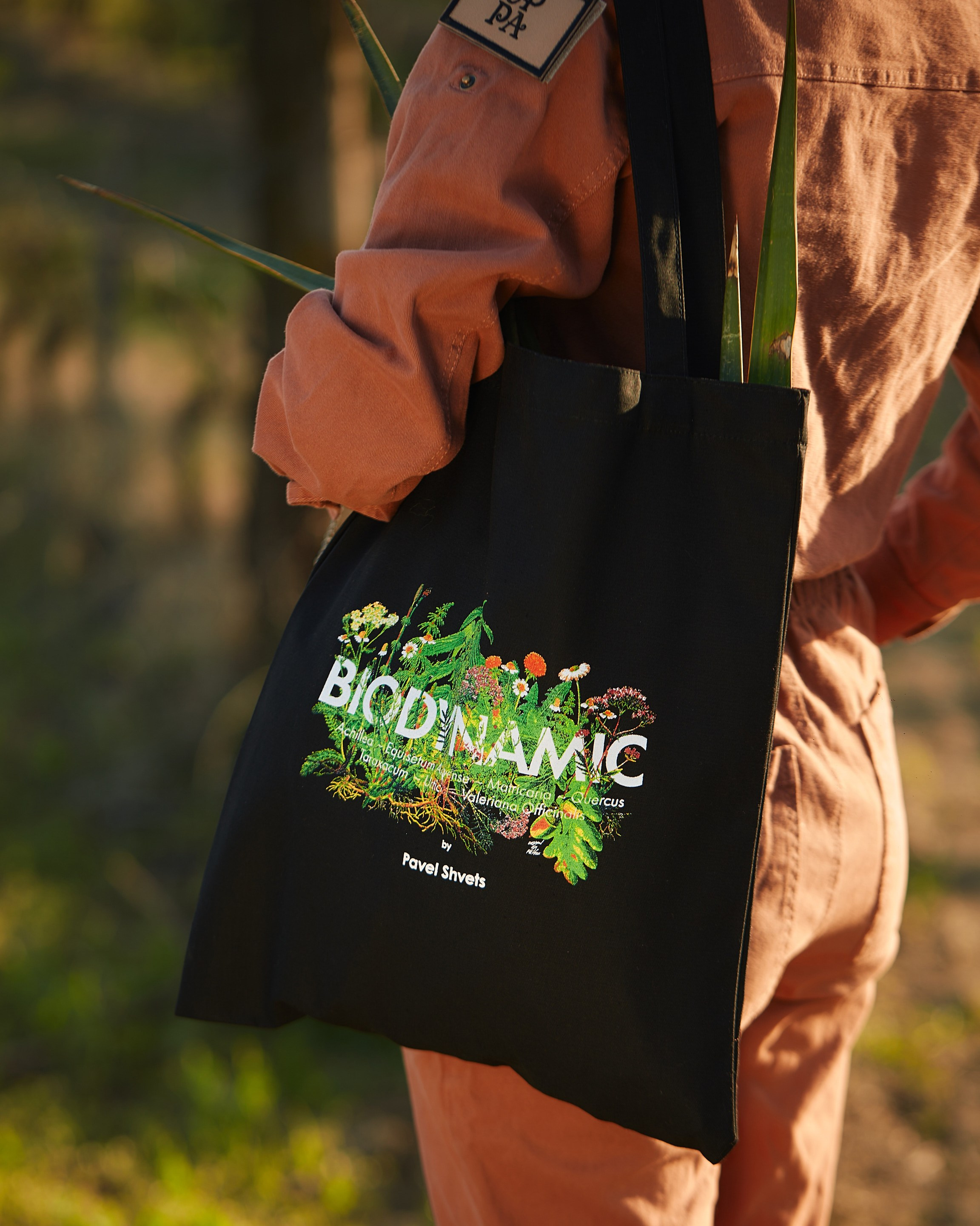 Person mit schwarzer Stofftasche bei kommerzieller Fotoshooting für Social-Media .Person with black tote bag at commercial photoshoot for social media . коммерческая фотосессия товара для социальных сетей 