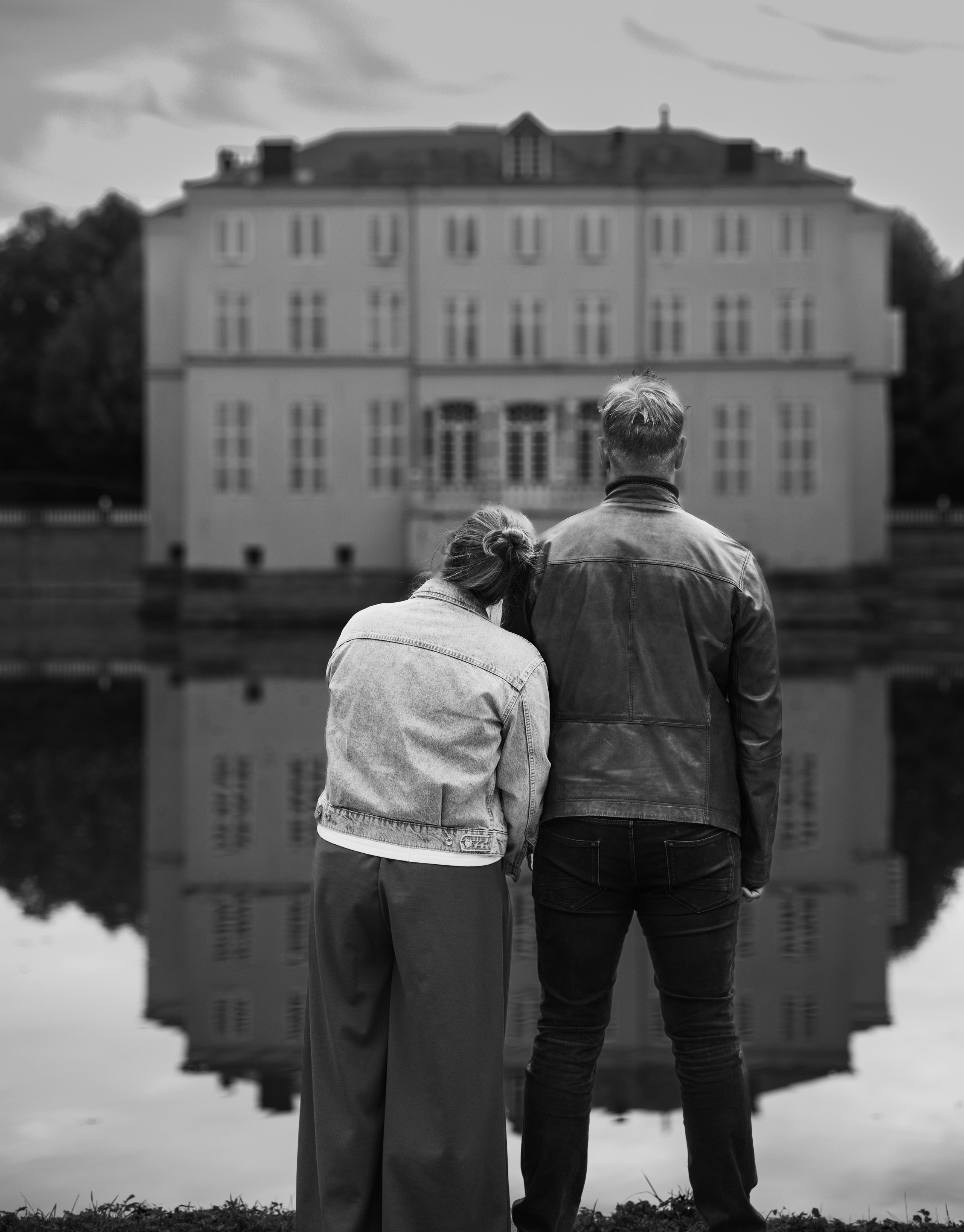 Artistiek portret van koppel met zachte belichting zwart wit