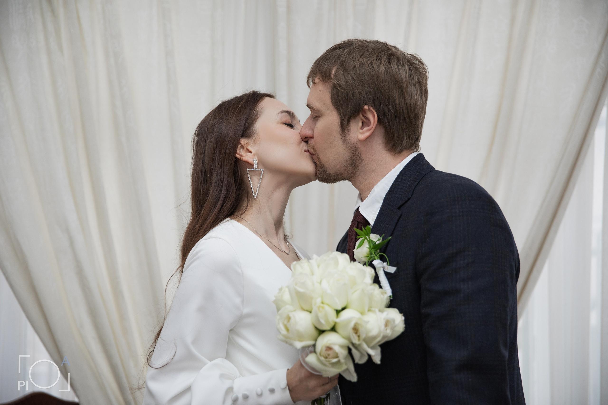 Свадебная фотосессия с консульской подписью в консульстве. Фотограф в Шанхае — Лола Пидлуская