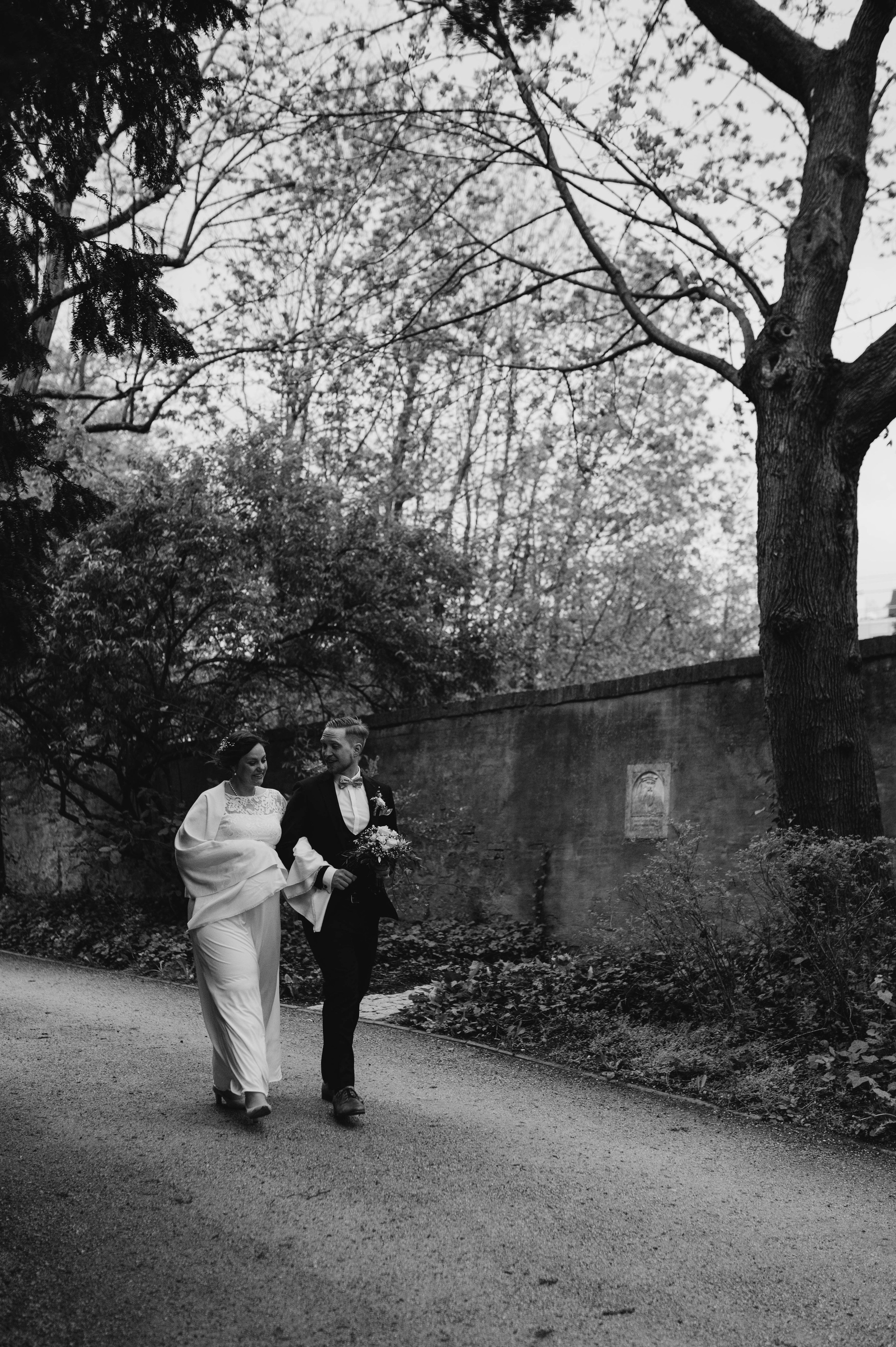 Ein Brautpaar geht spazieren im Hofgarten Ansbach