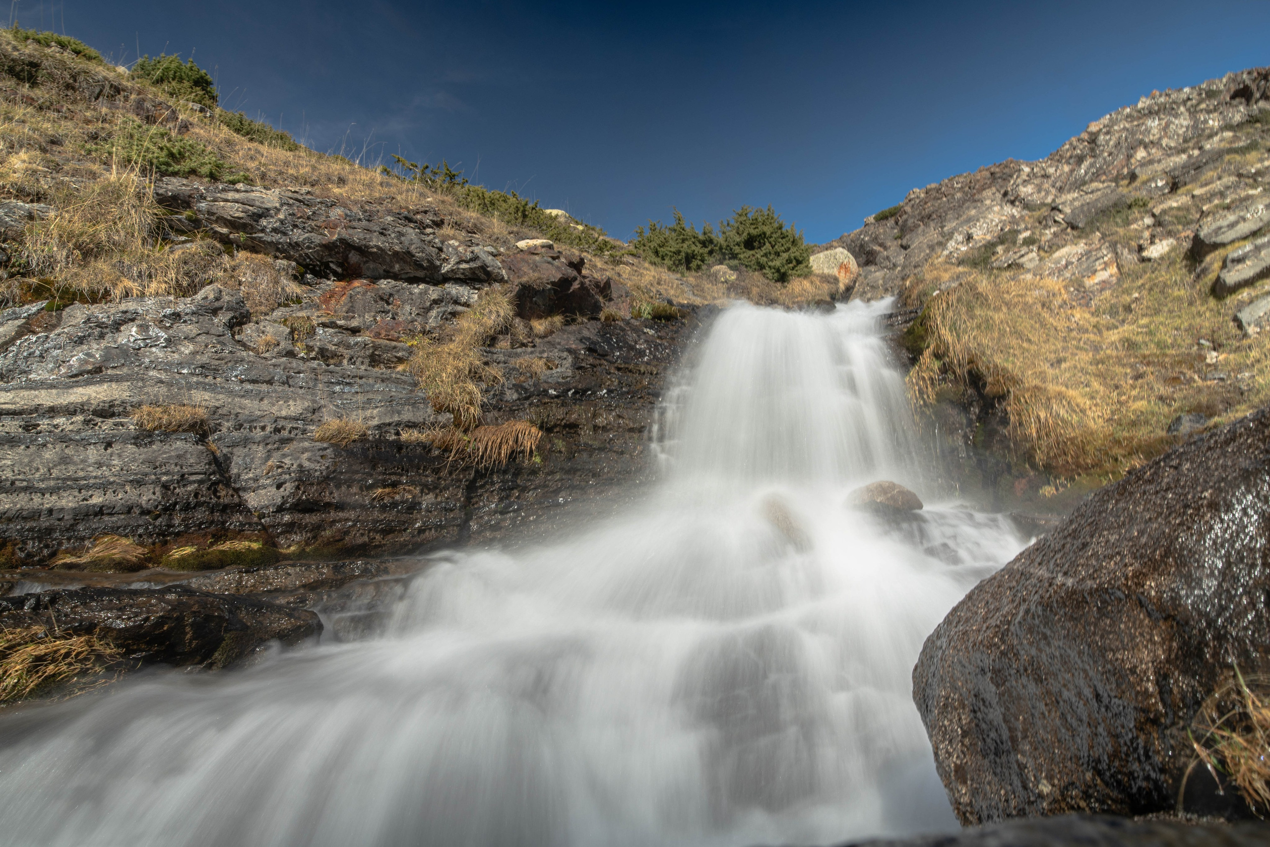 Salto de agua Mainera, Estación de esquí abandonada, Llesui. Alba del Norte Studio