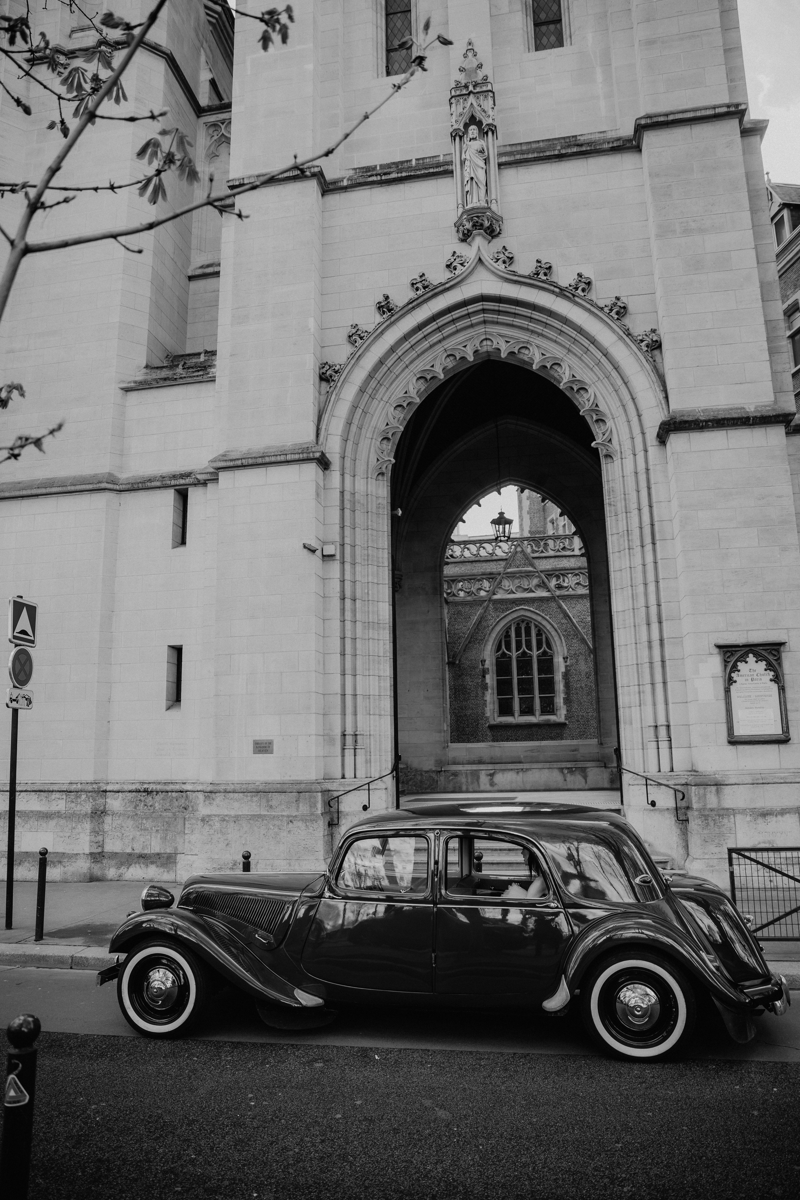 Suzi & Alex | Paris Wedding with a Vintage Car. Paris Wedding Photographer