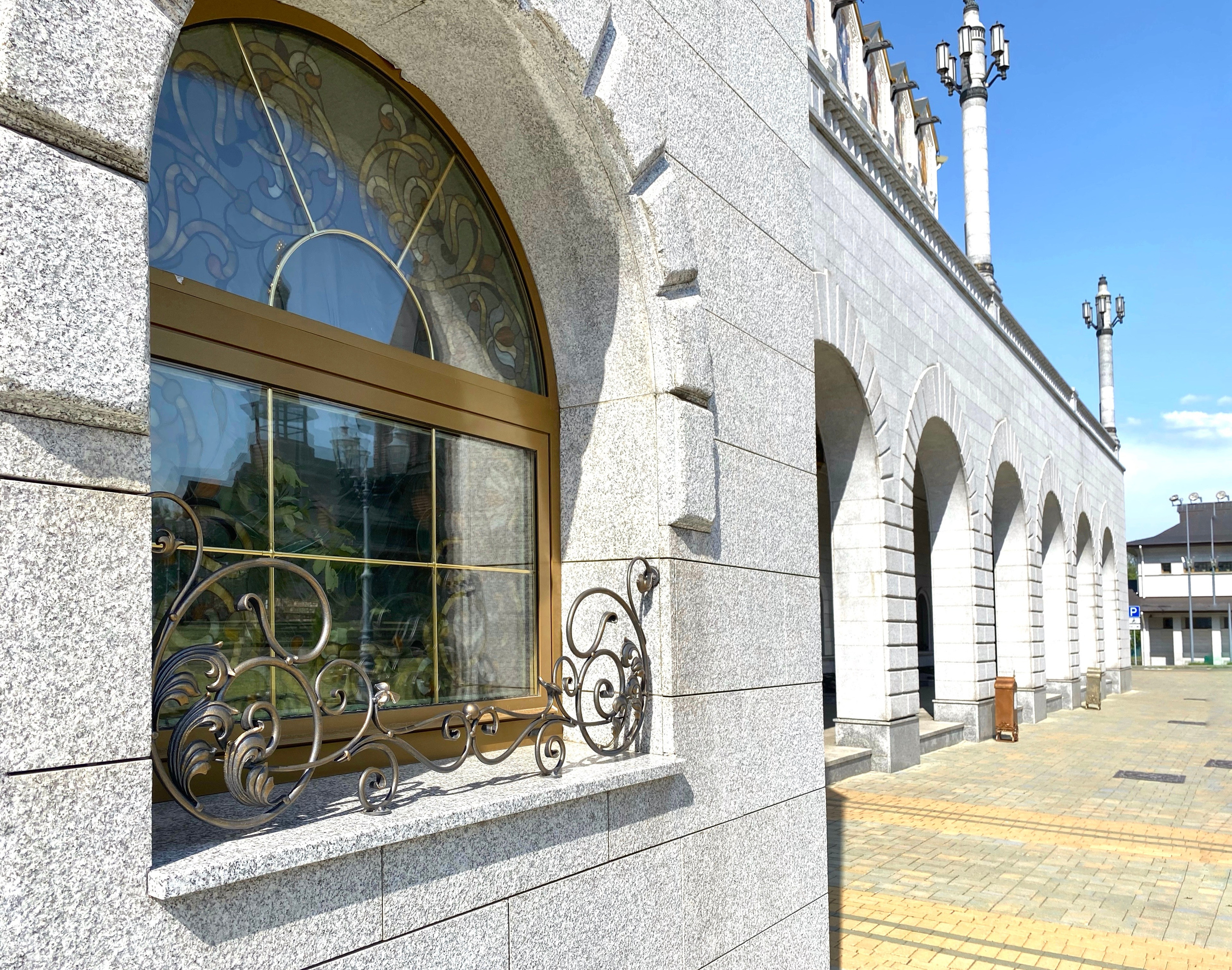 Цветочницы Храма-памятника в честь Всех Святых и в память о жертвах, спасению Отечества нашего послуживших в городе Минске Минской Епархии Белорусской Православной Церкви. 2018 - 2020 г. Сталь, лазерная резка, художественная ковка, сварка.