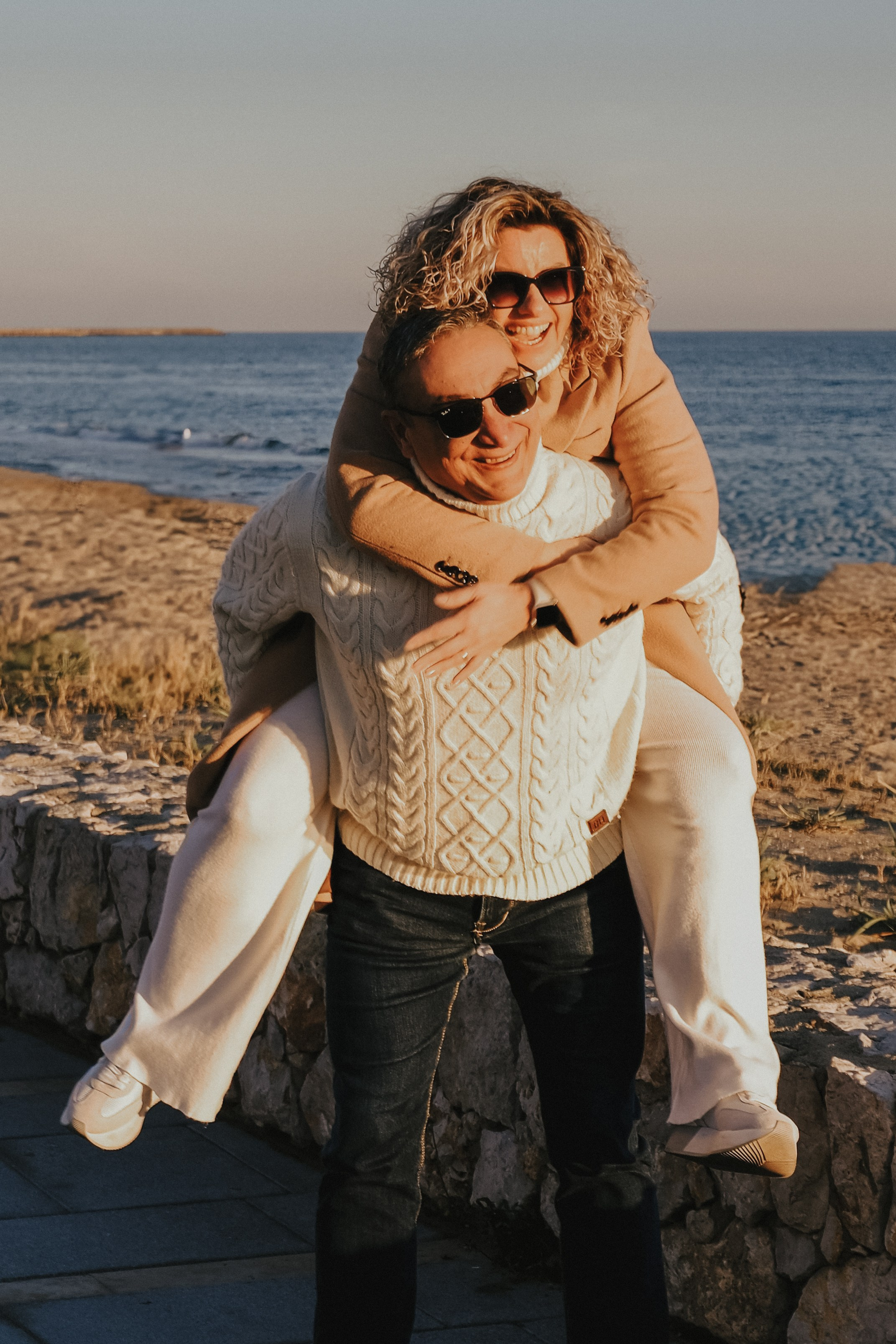 Sesión de pareja en la playa. Fotografía profesional en Calafell - Elena Medvedeva