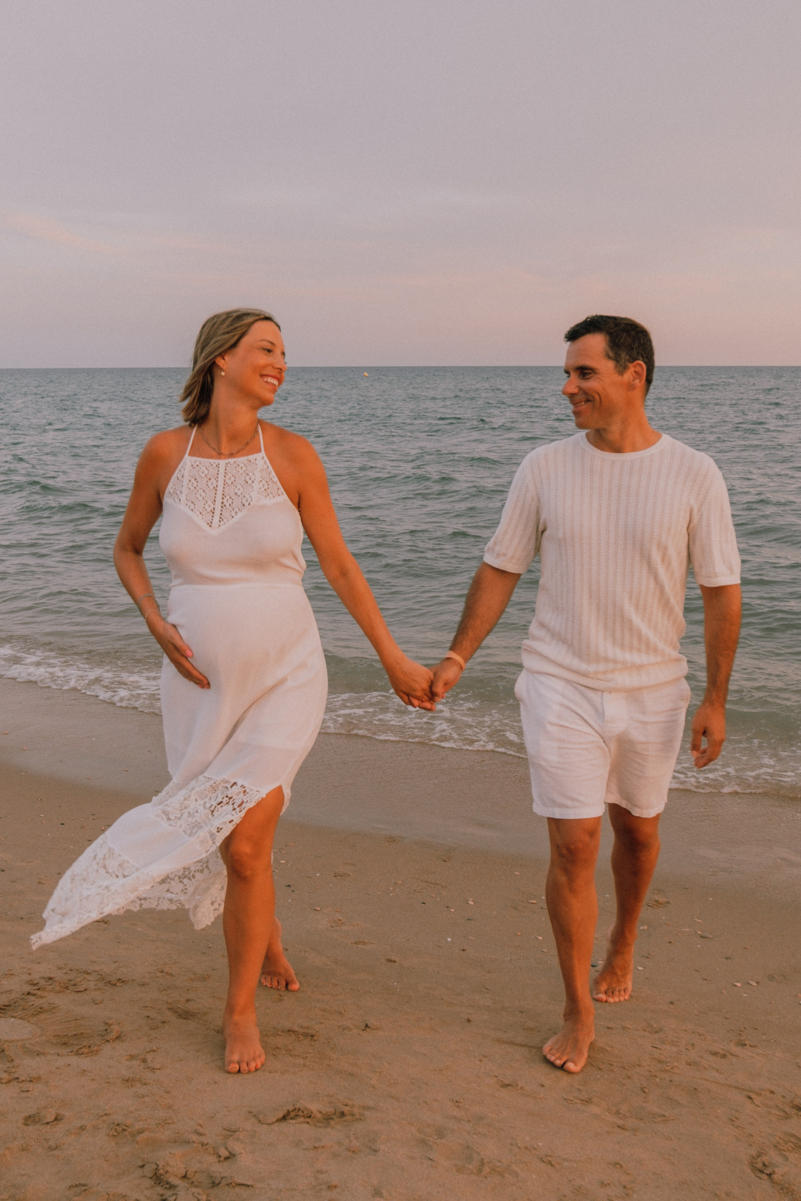 Sesión embarazo en la playa. Fotografía profesional en Calafell - Elena Medvedeva