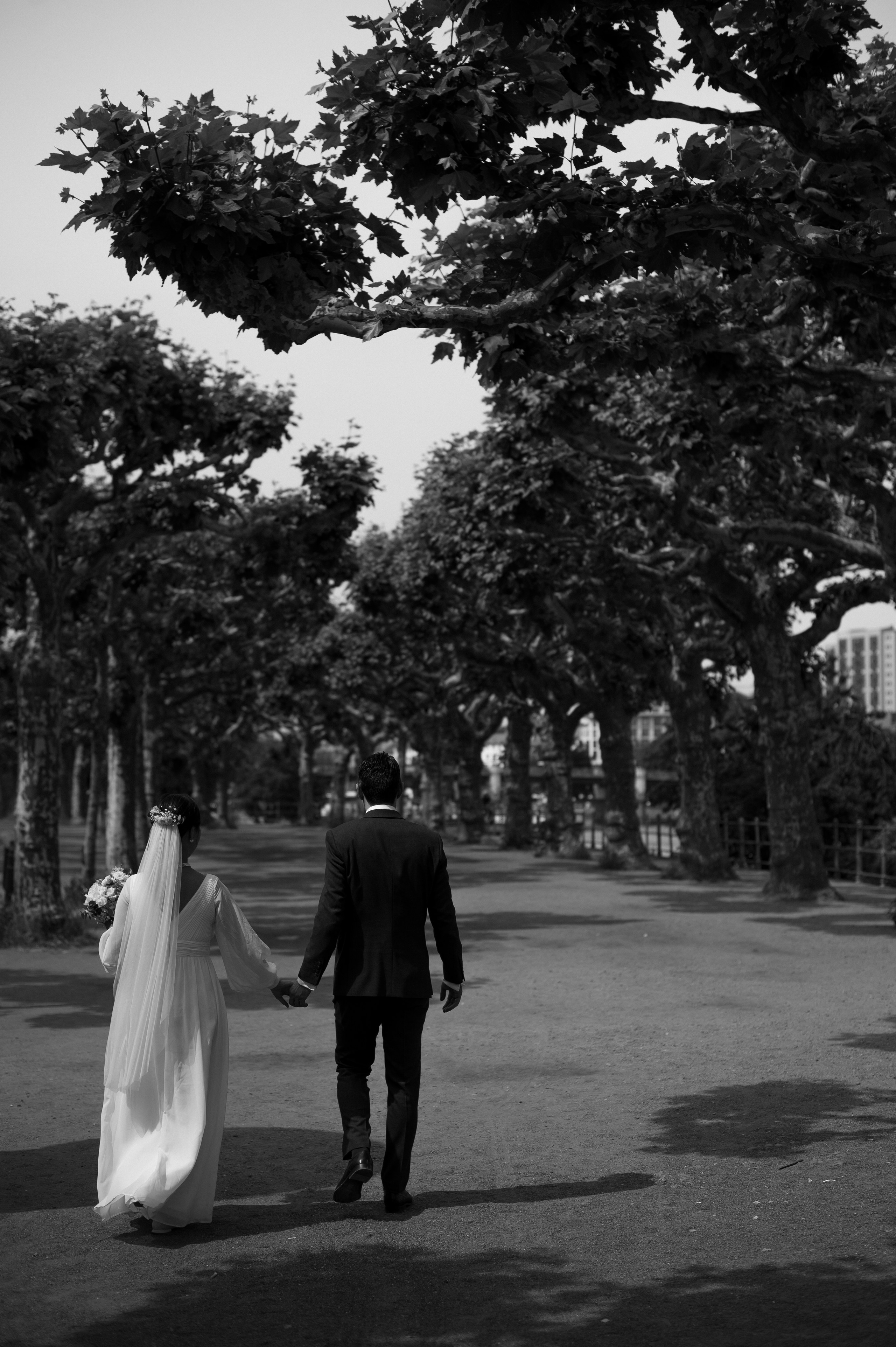 Brautpaar spaziert nach der standesamtlichen Hochzeit durch Frankfurt am Main