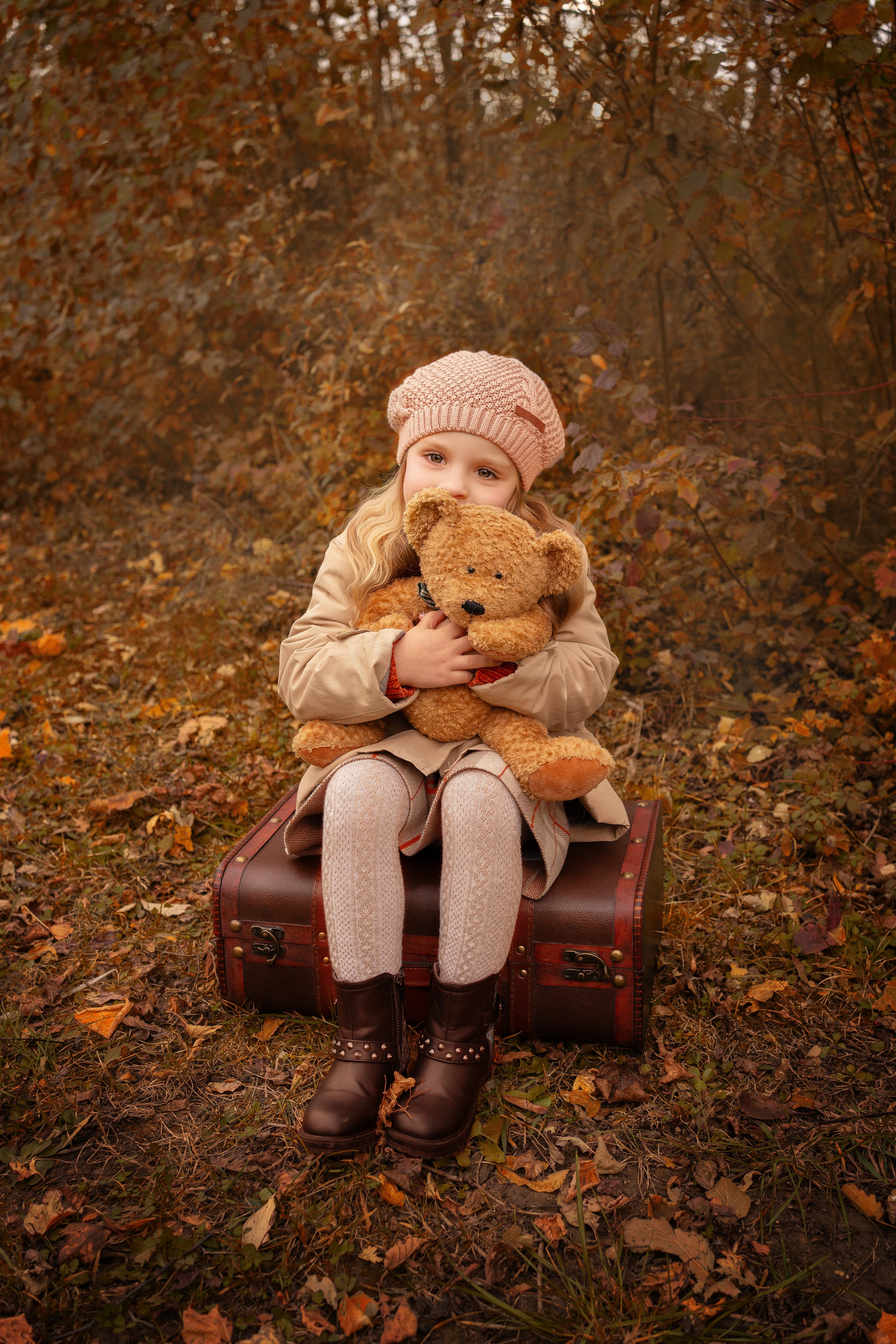  Kleines Mädchen inmitten von bunten Ahornblättern