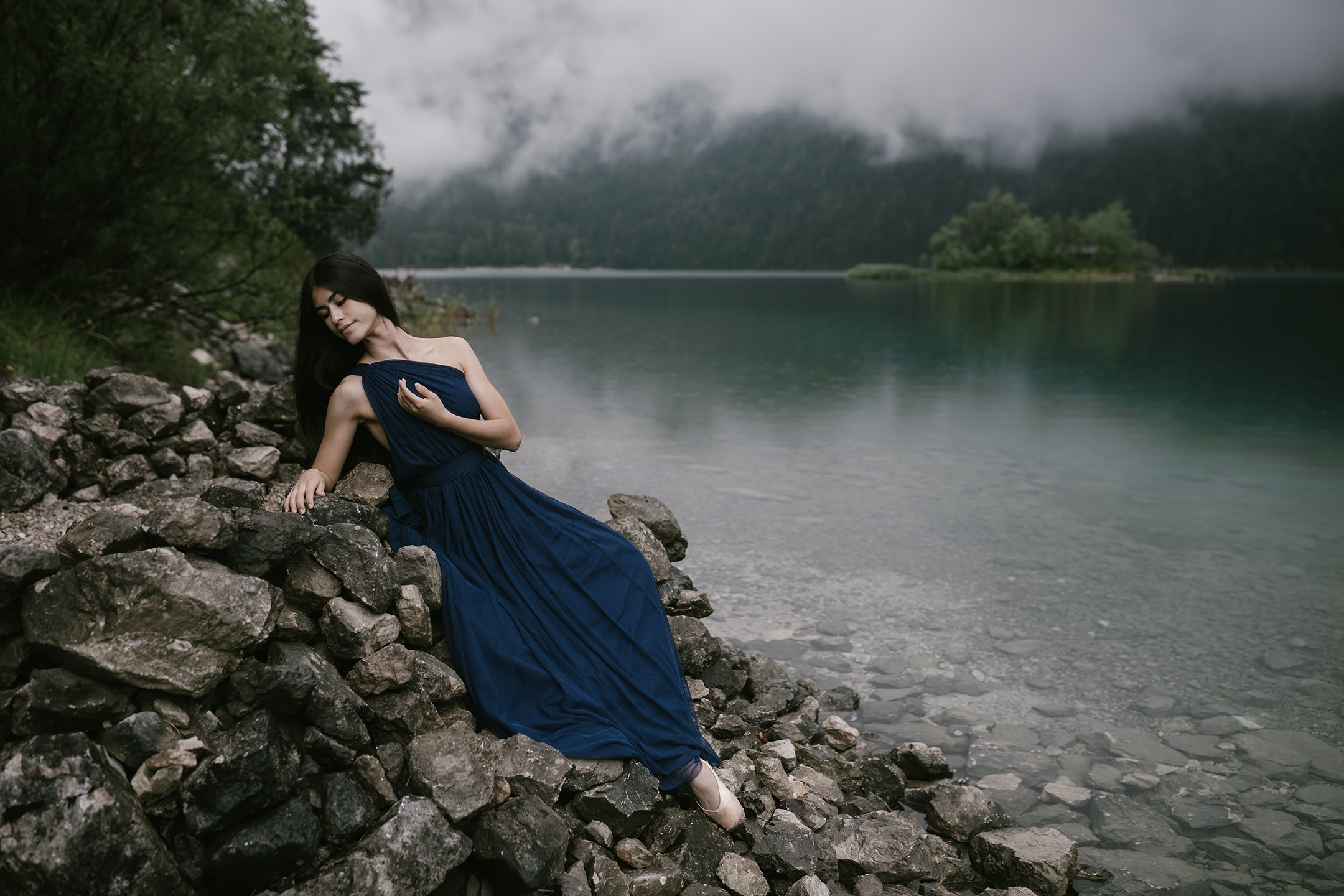 Elegante Tanzpose am klaren Wasser des Eibsee