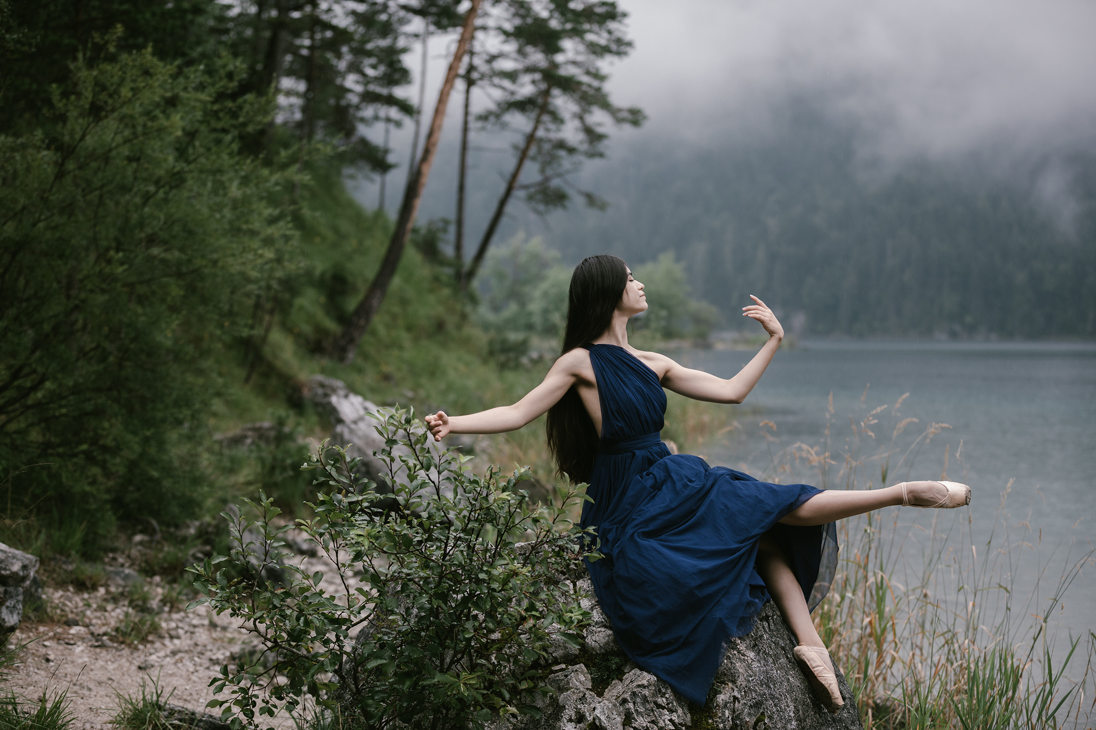Balletttänzerin auf Felsen am Eibsee Bergsee