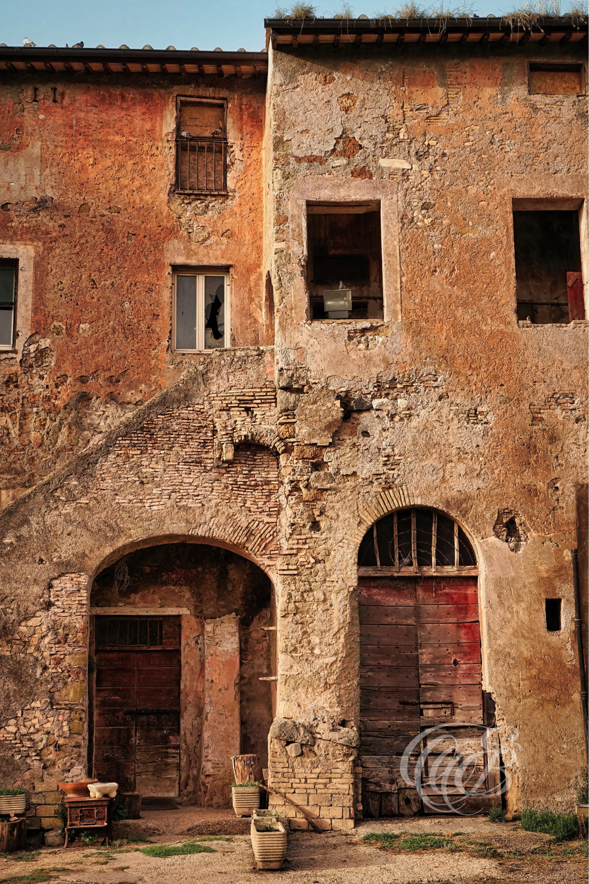 Photography of Italy — Rome, Old Villa with Crumbling Concrete Facade and Exposed Brickwork — Eduardo Bartoli Fine Art & Travel Photography