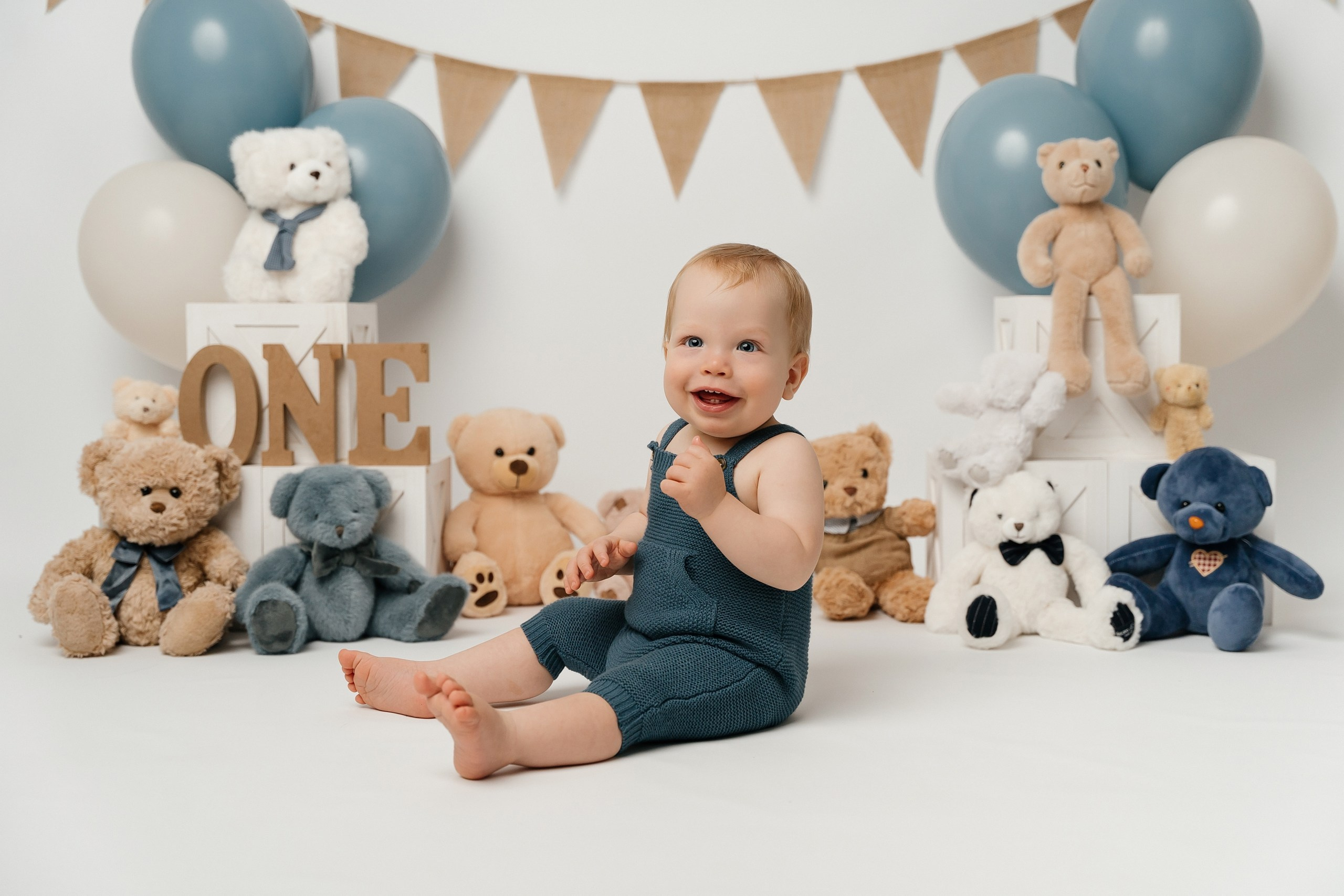 First birthday cake smash session. Newborn and family photographer. Hills District. Sydney