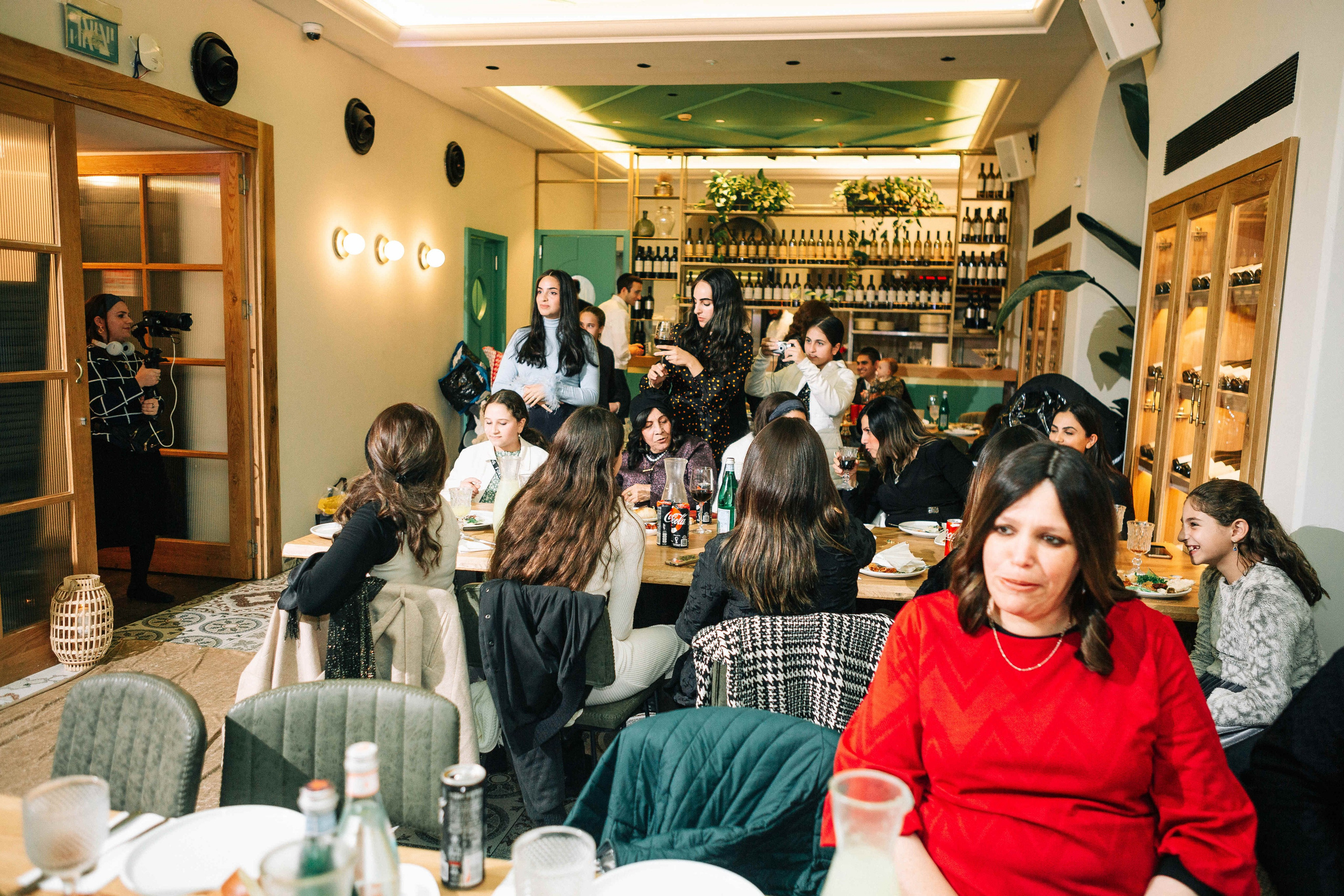 PARTY IN A RESTAURANT WITH THE WHOLE FAMILY. Https://shi-photo.com/