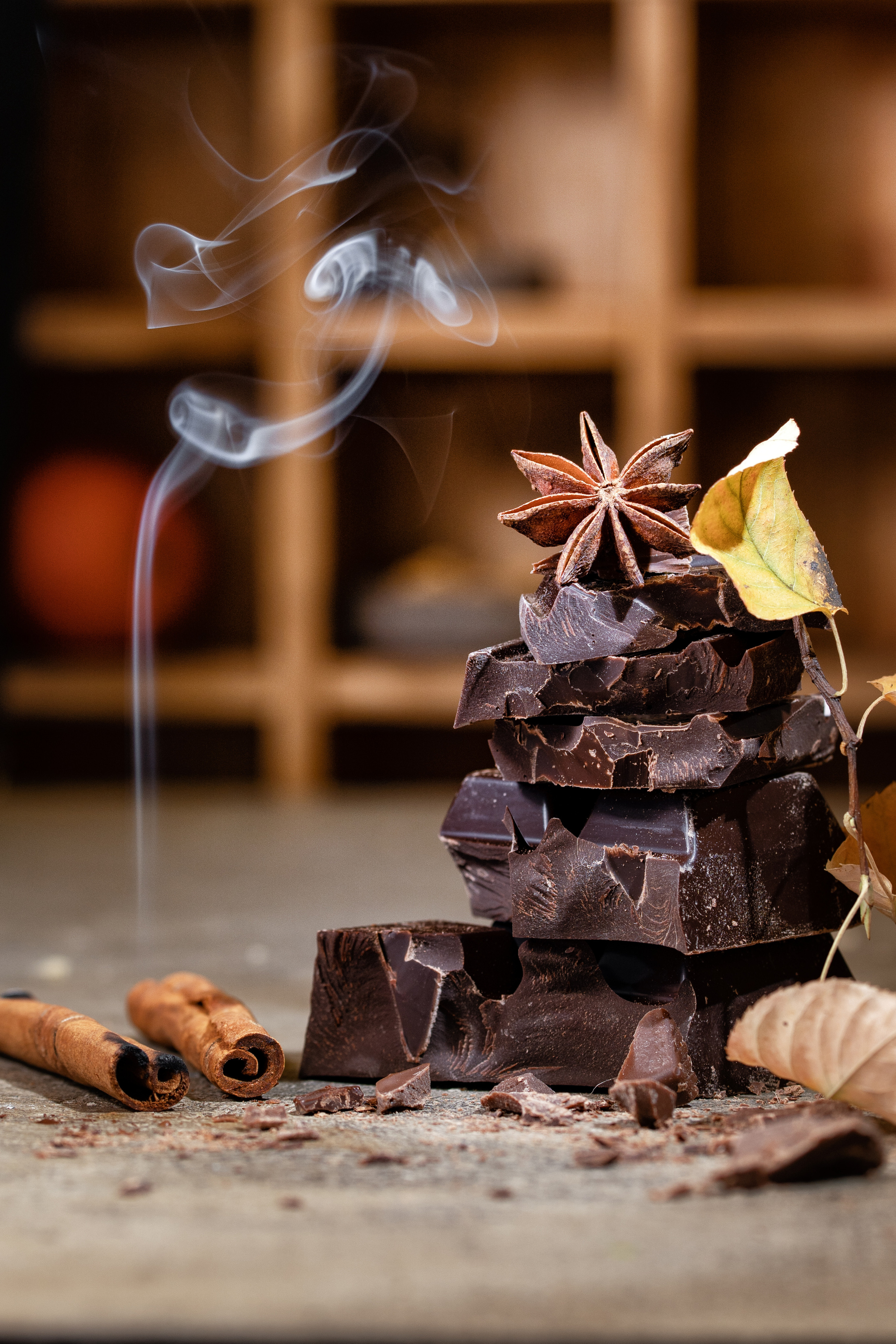 Dunkle Schokolade mit Zimt im Herbststimmung